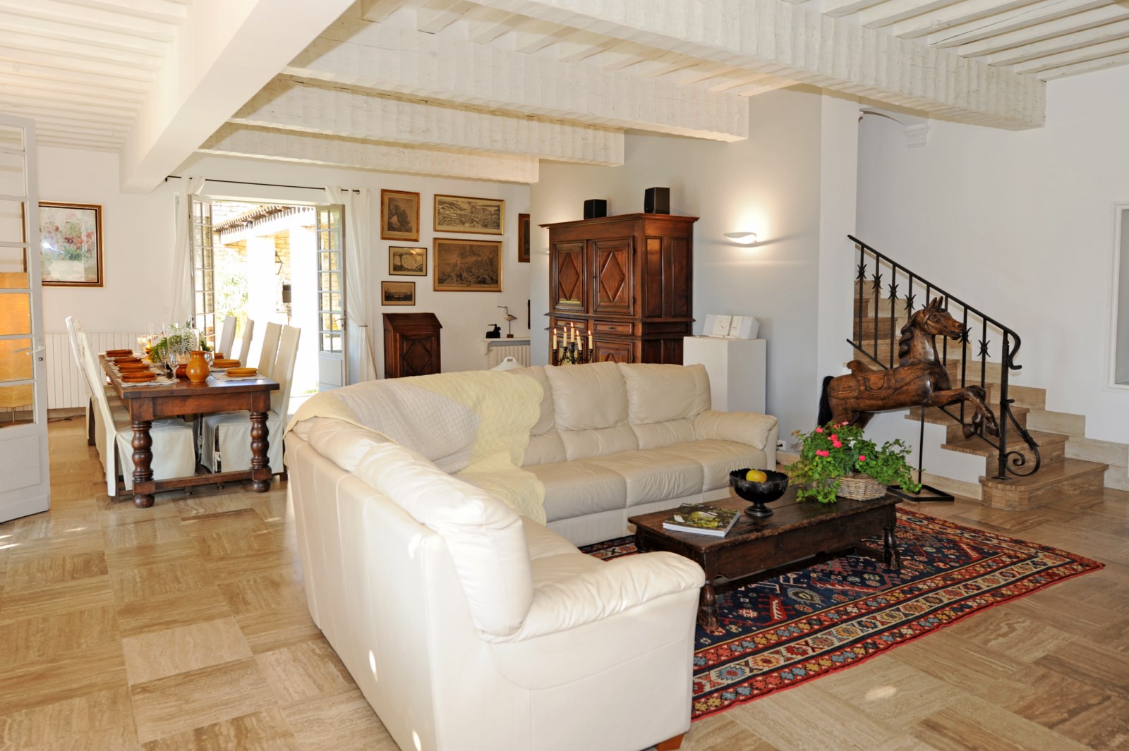 For rent in Gordes: architect-designed stone house with commanding views over the plains, the Luberon and the Alpilles.