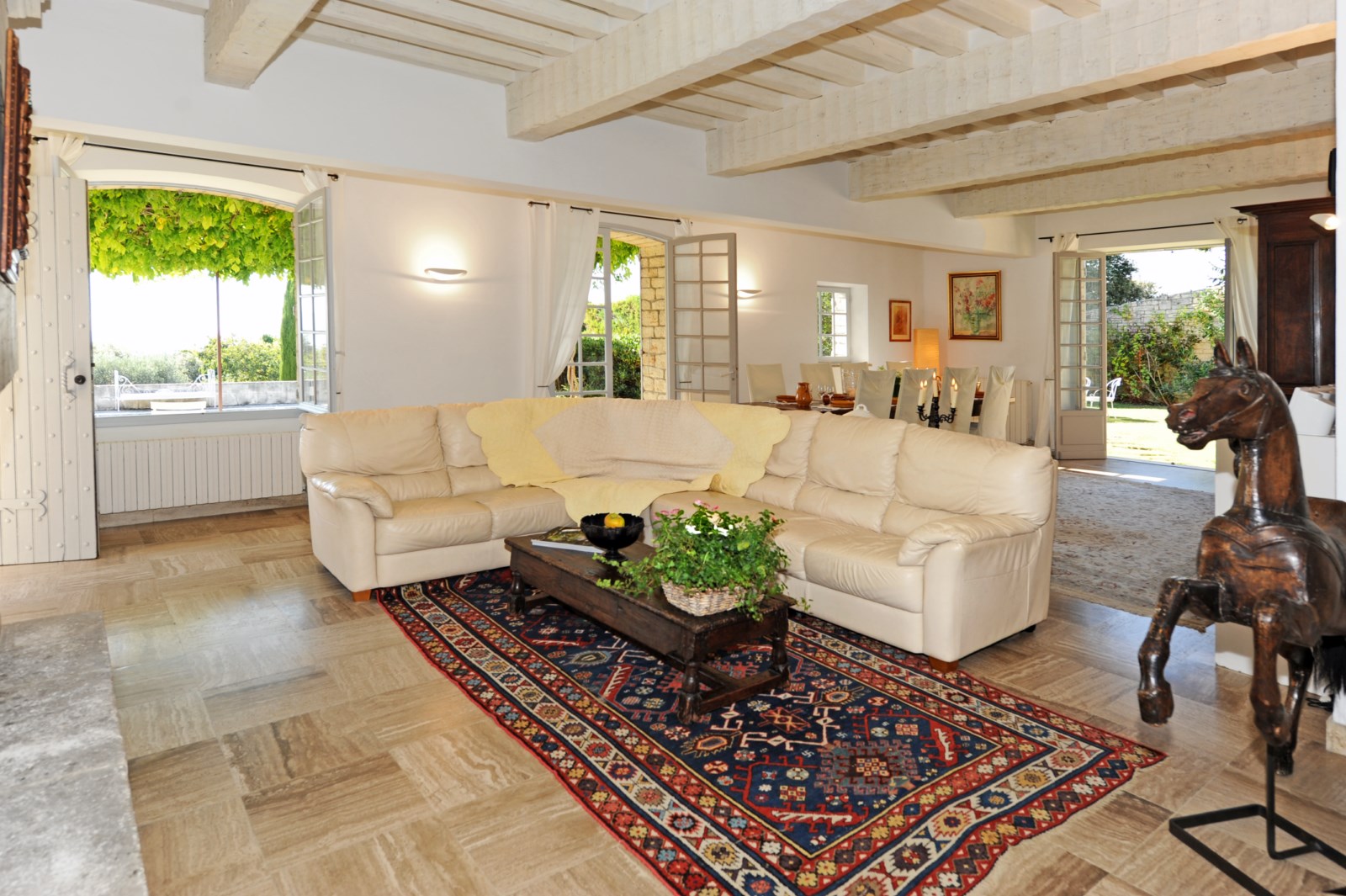 For rent in Gordes: architect-designed stone house with commanding views over the plains, the Luberon and the Alpilles.