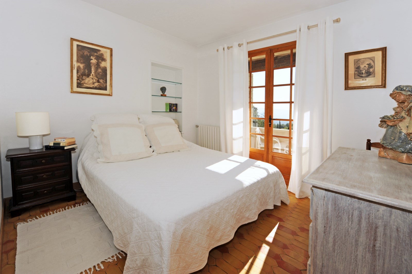 For rent in Gordes: architect-designed stone house with commanding views over the plains, the Luberon and the Alpilles.