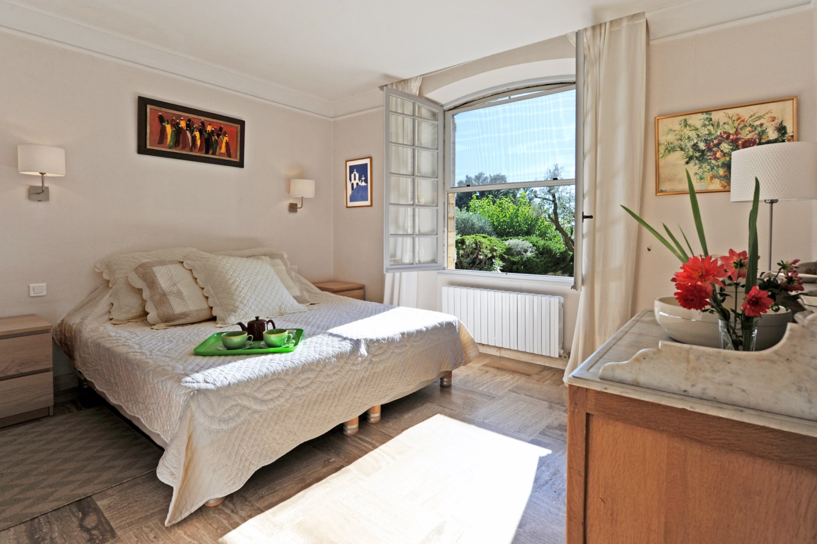 For rent in Gordes: architect-designed stone house with commanding views over the plains, the Luberon and the Alpilles.