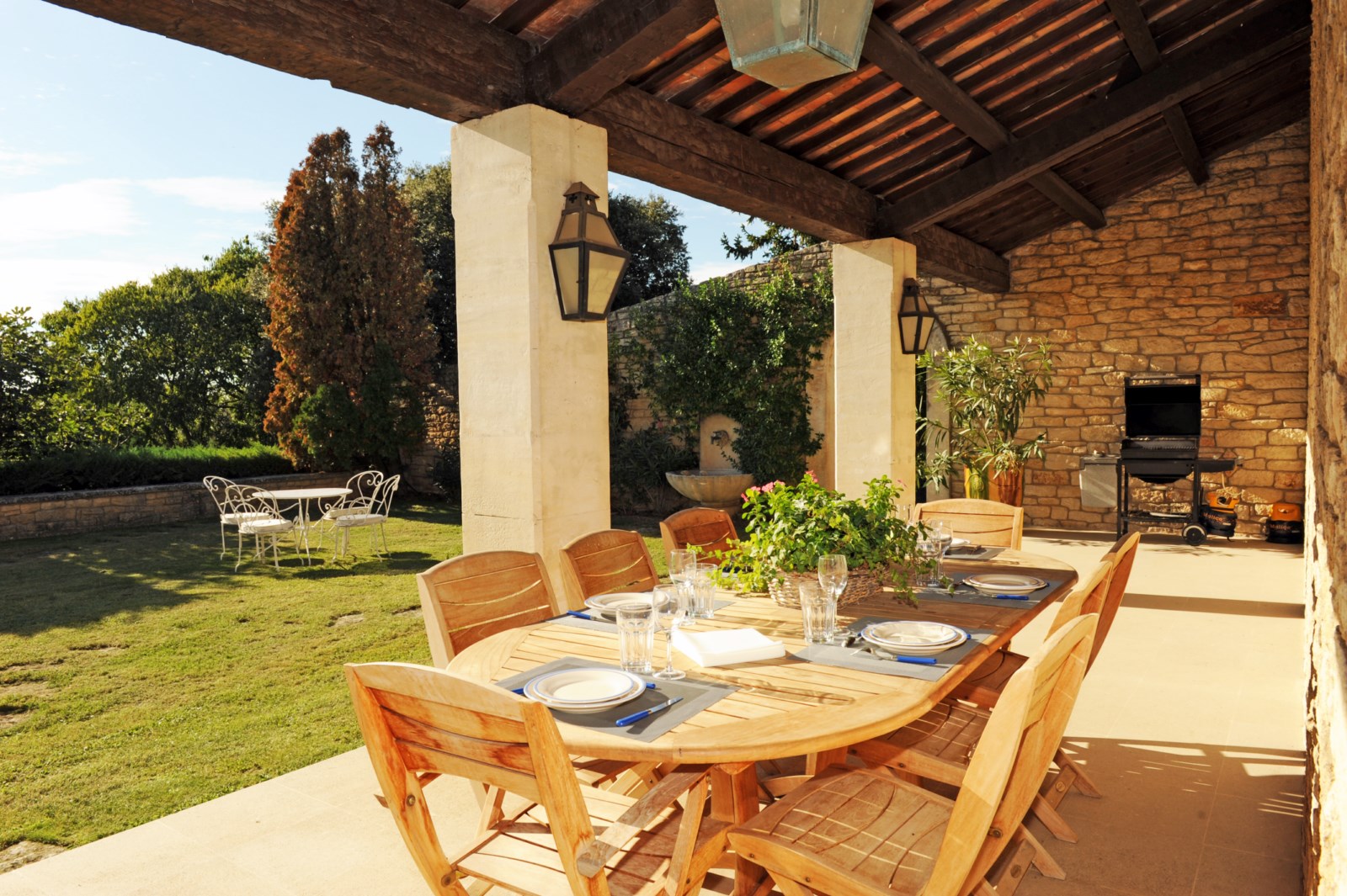 For rent in Gordes: architect-designed stone house with commanding views over the plains, the Luberon and the Alpilles.