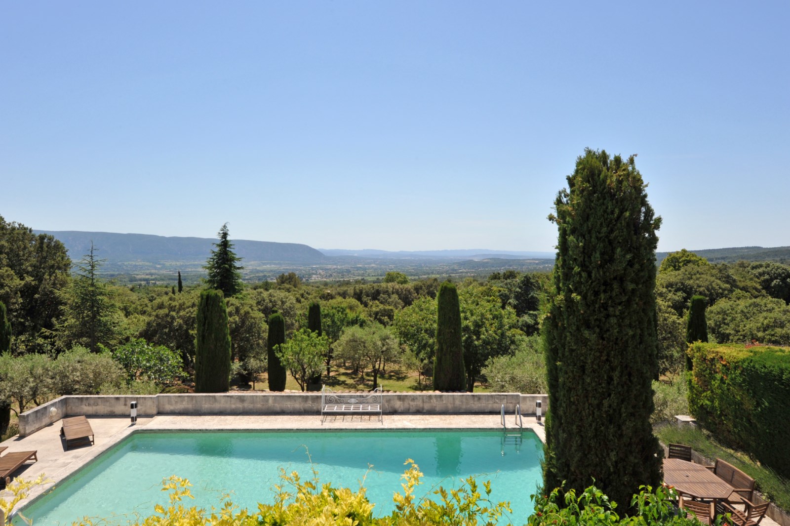 For rent in Gordes: architect-designed stone house with commanding views over the plains, the Luberon and the Alpilles.