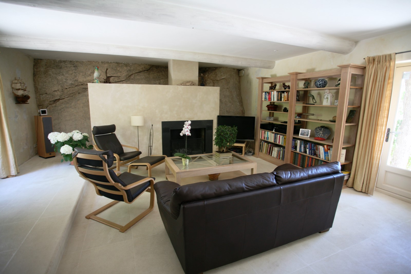 Salon contemporain avec rocher apparent