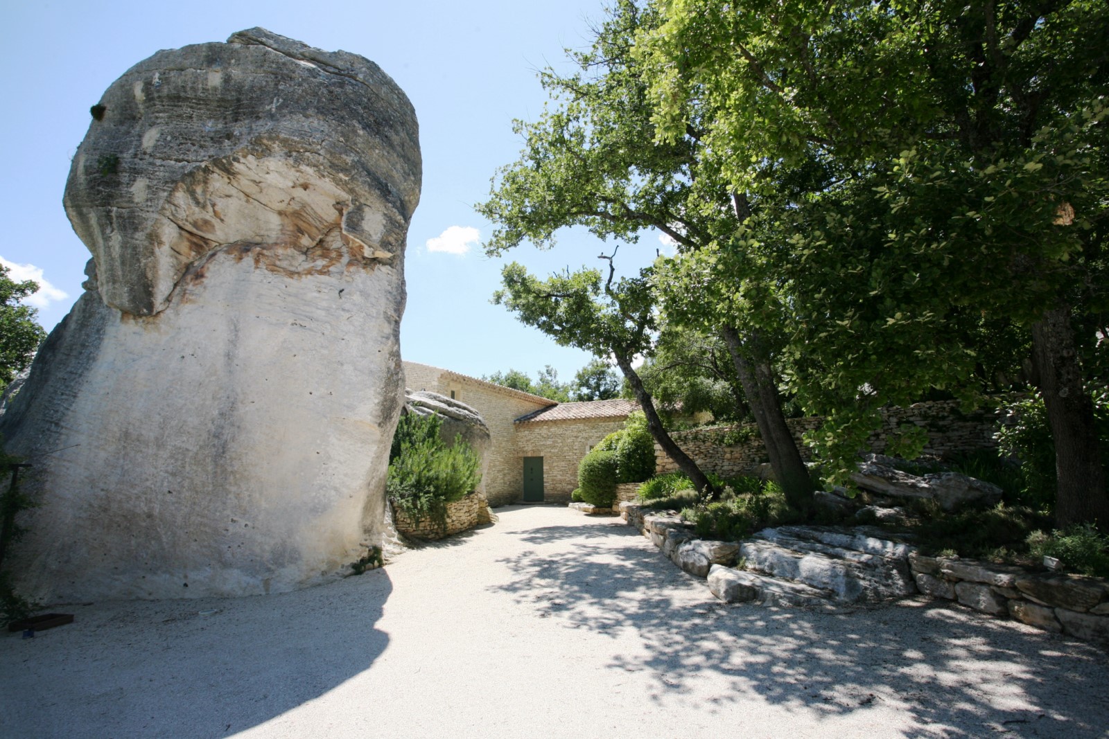 Les étranges rochers de Gordes