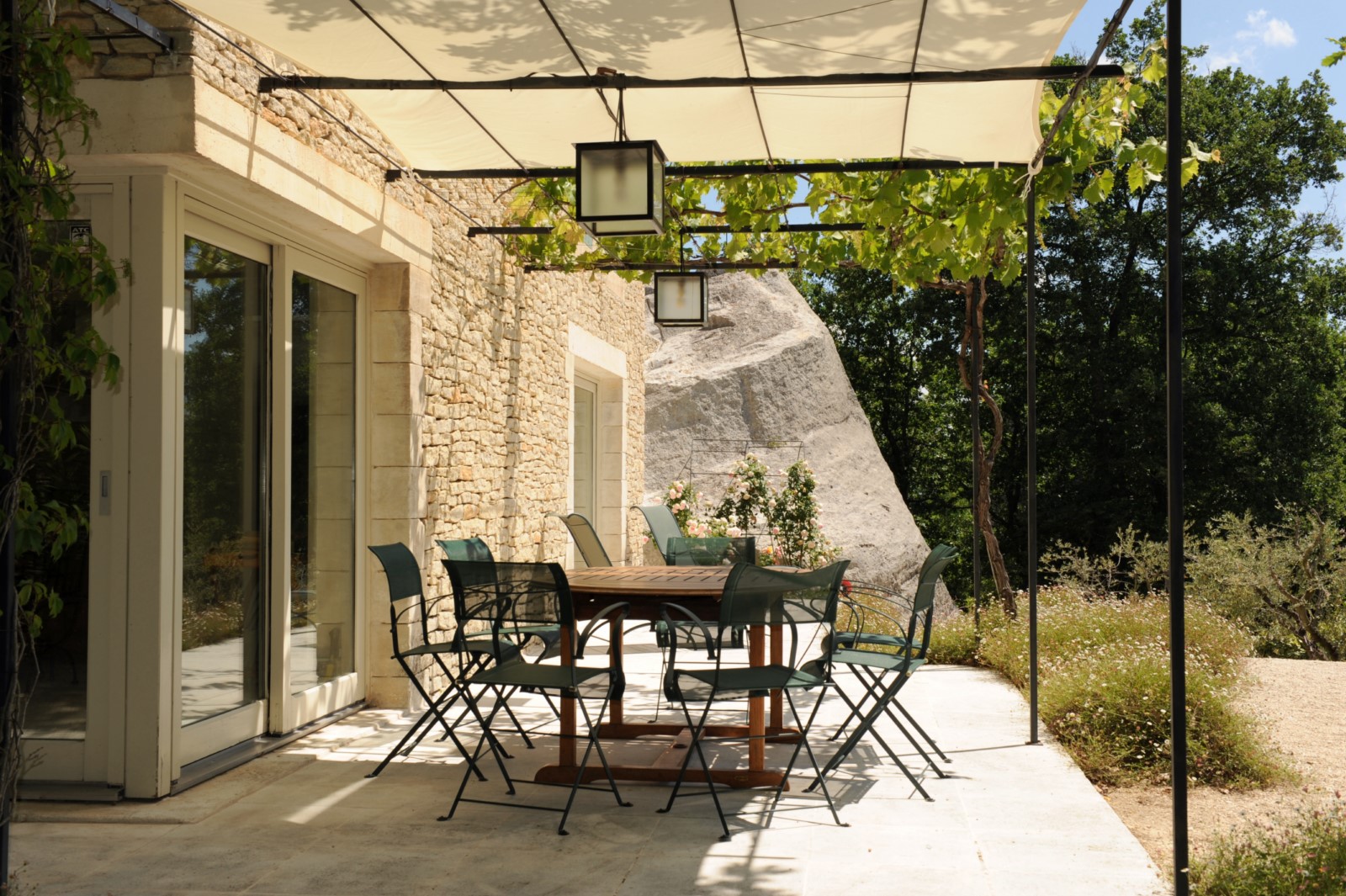 Terrasse ombragée à Gordes