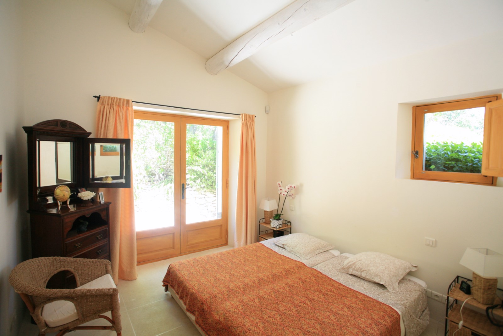 Belle chambre ouvrant sur le jardin