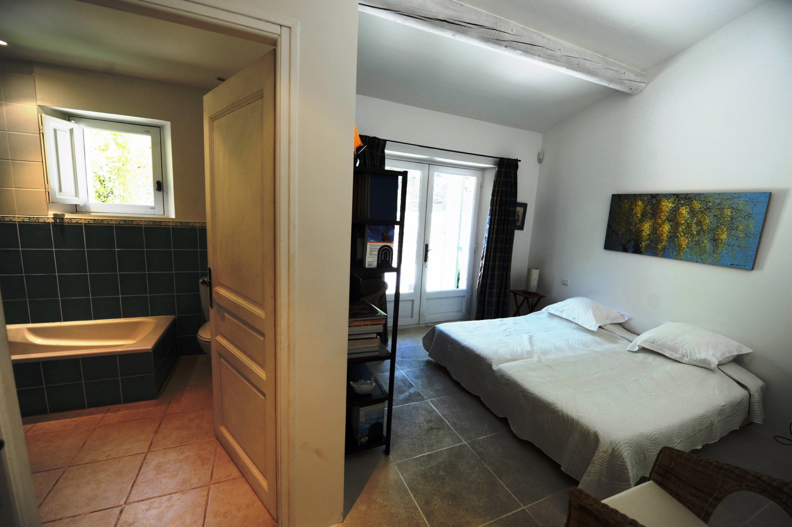 Chambre avec confortable salle de bains en suite