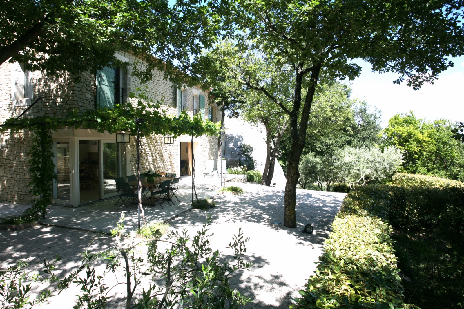 Belle maison en pierre à louer à Gordes dans un secteur très résidentiel