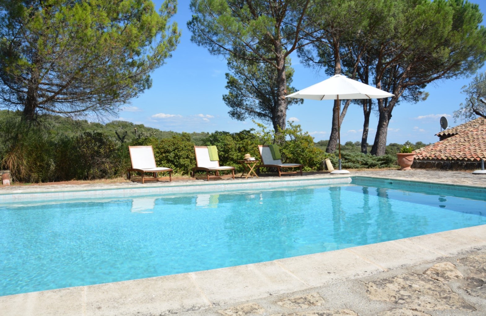 On the heights of the selected village of Gordes, for seasonnal rental