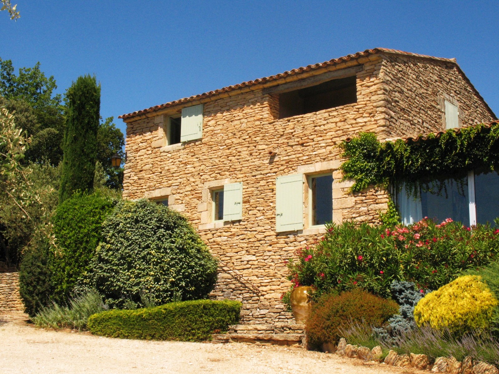 On the heights of the selected village of Gordes, for seasonnal rental