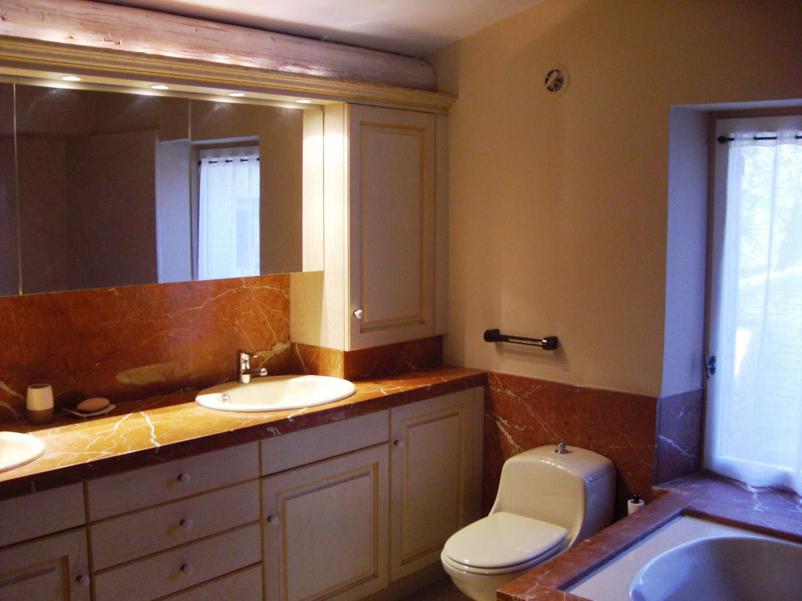 On the heights of the selected village of Gordes, for seasonnal rental