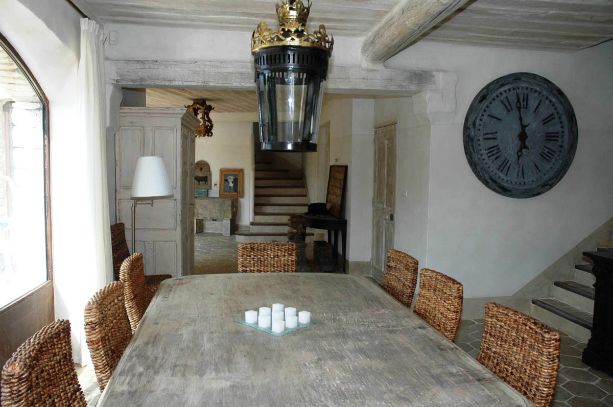 Beaux matériaux pour cette maison à la décoration soignée