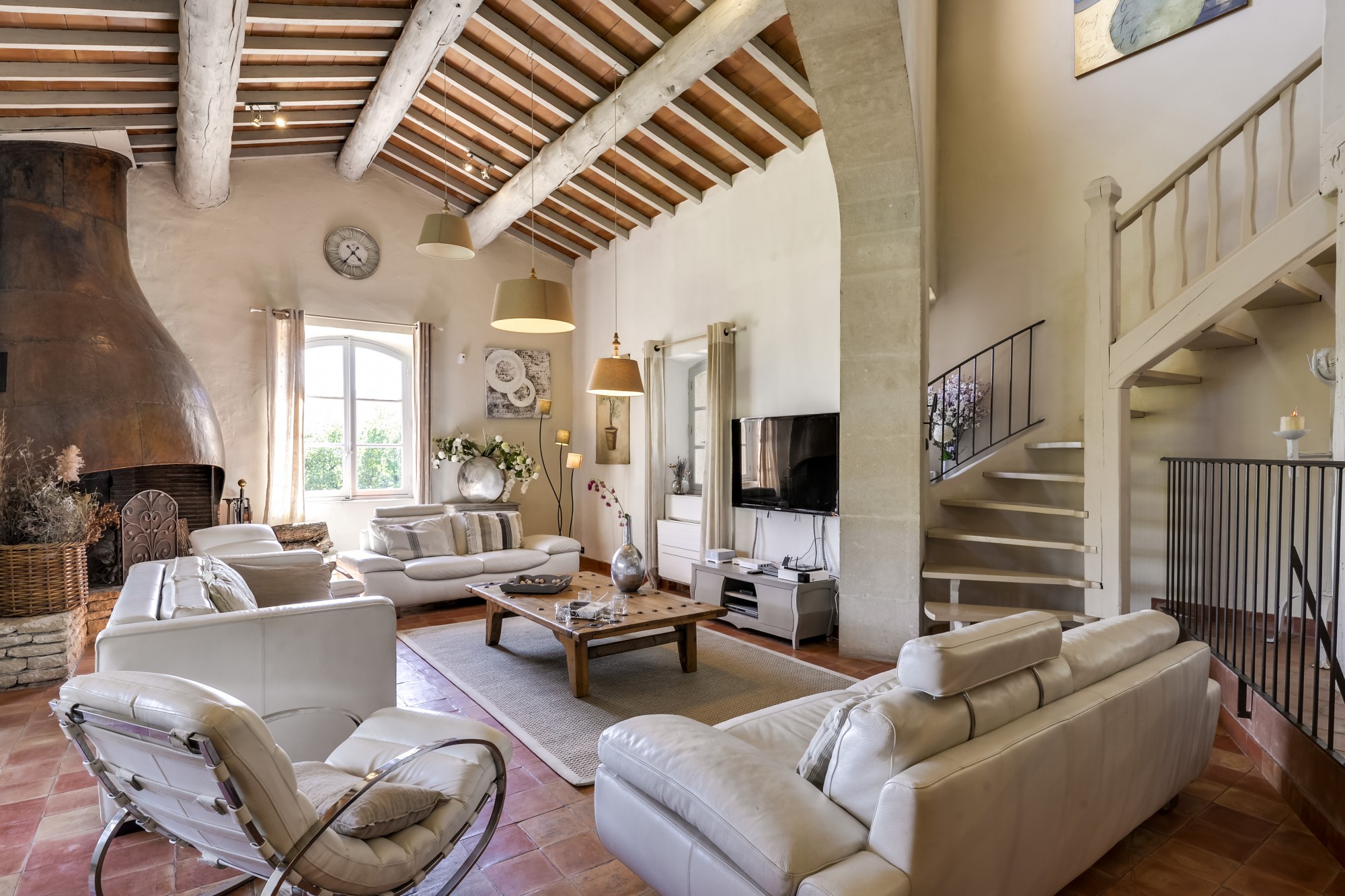 In the heart of the Luberon Park, to rent magnificent Provençal house for a stay filled with serenity and fullness.