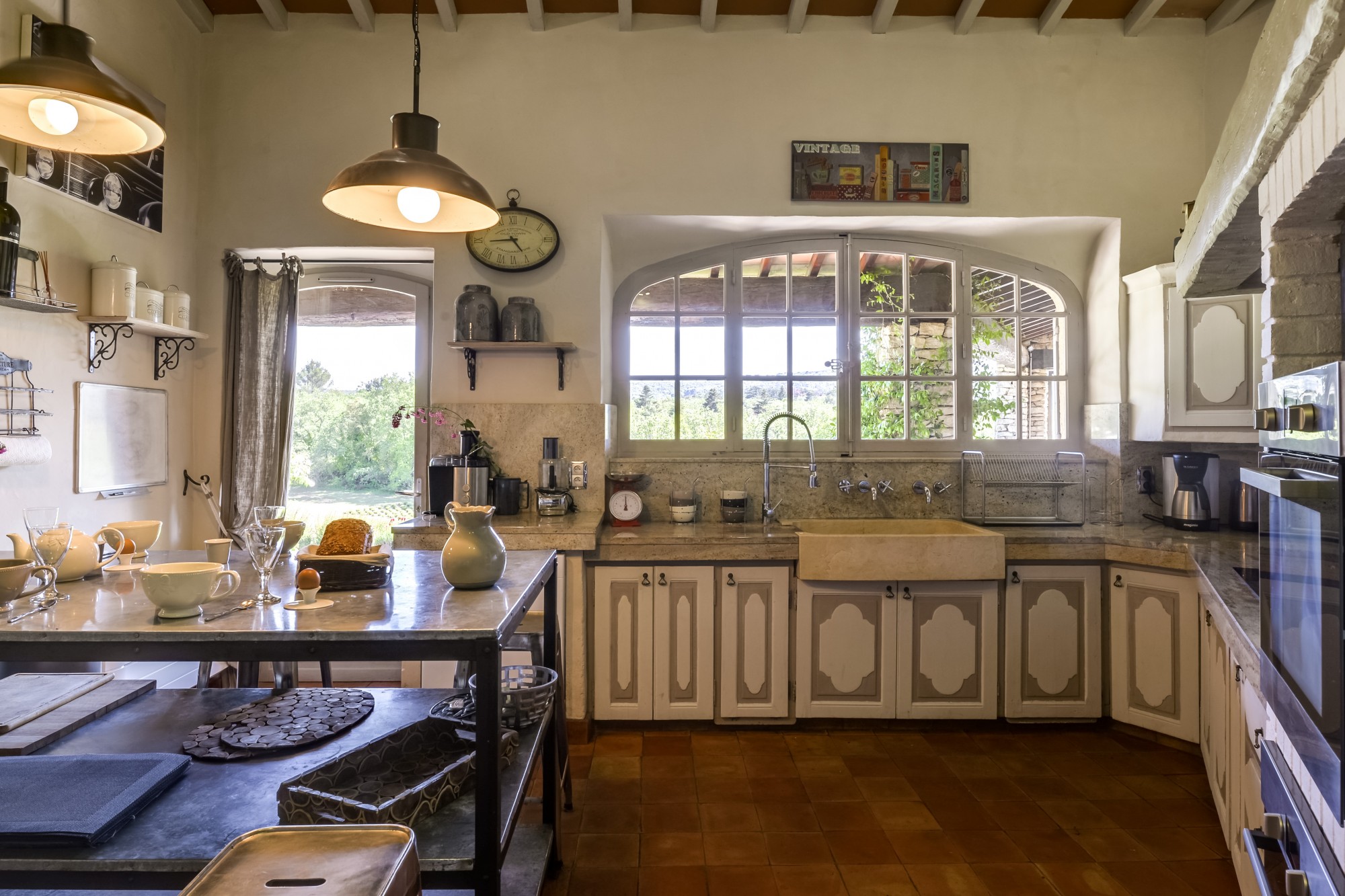 In the heart of the Luberon Park, to rent magnificent Provençal house for a stay filled with serenity and fullness.