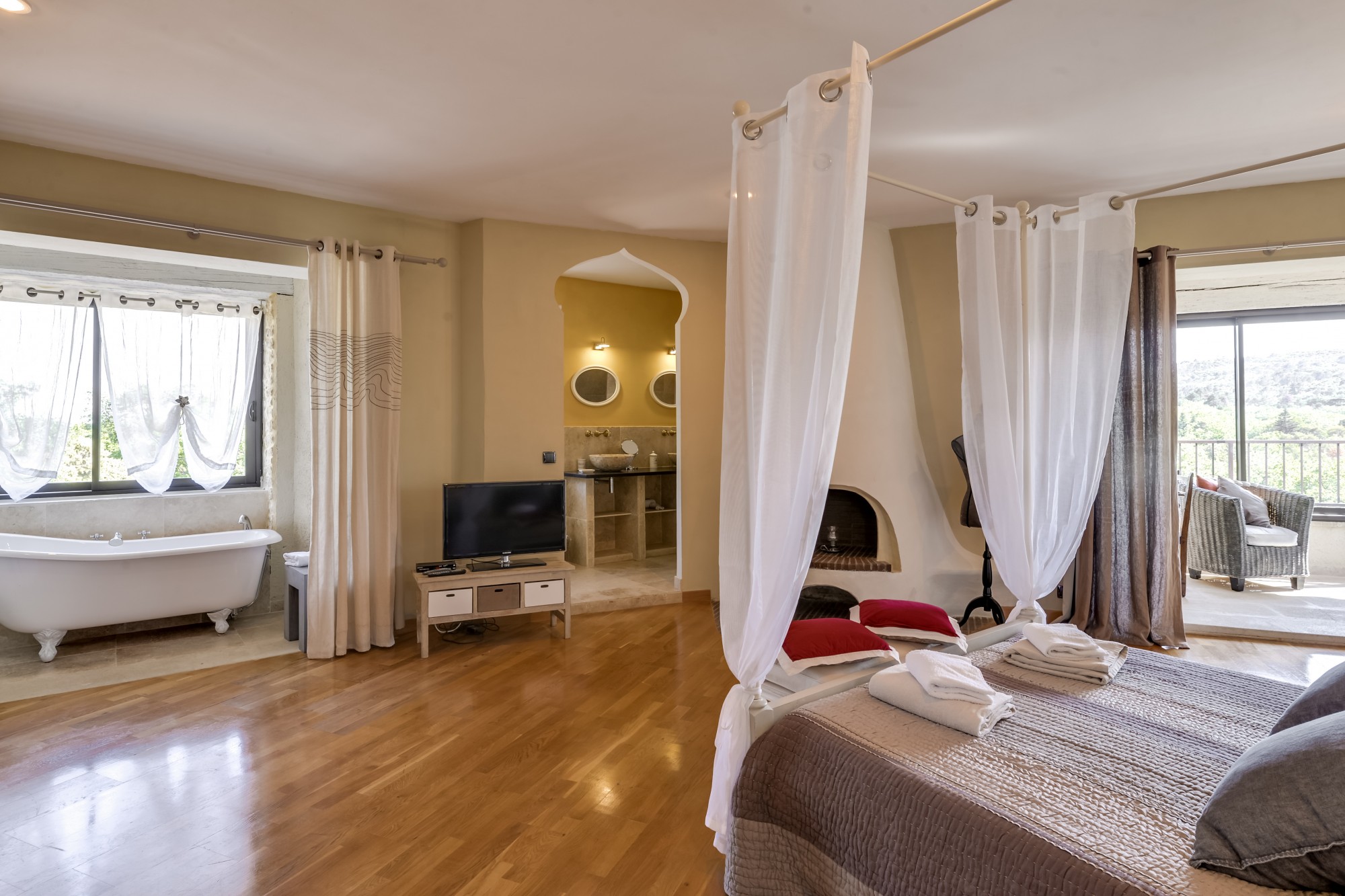 In the heart of the Luberon Park, to rent magnificent Provençal house for a stay filled with serenity and fullness.