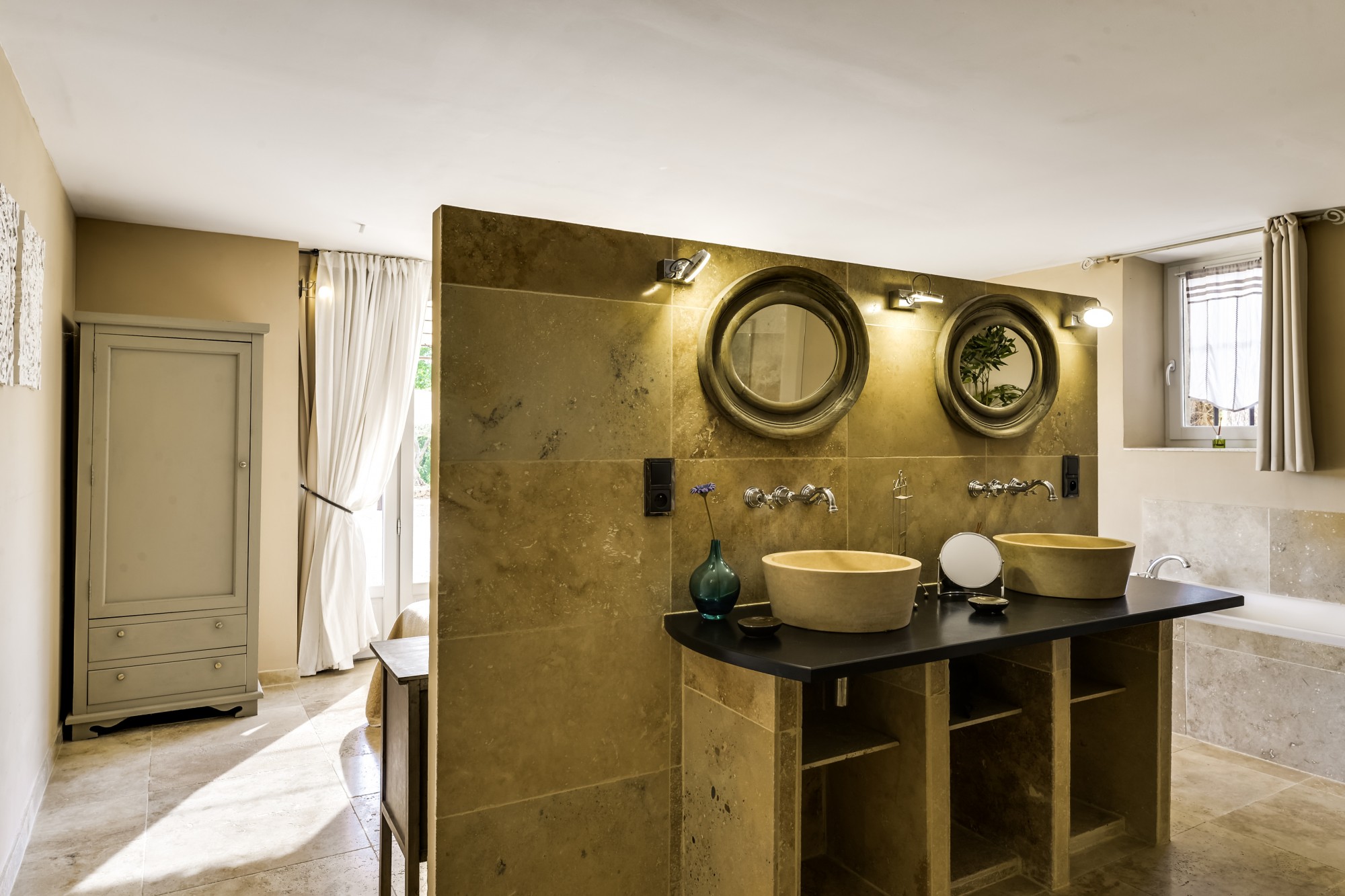 In the heart of the Luberon Park, to rent magnificent Provençal house for a stay filled with serenity and fullness.