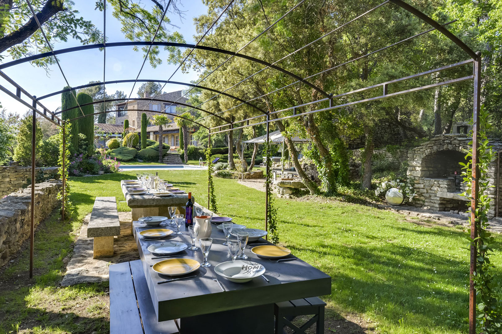 In the heart of the Luberon Park, to rent magnificent Provençal house for a stay filled with serenity and fullness.
