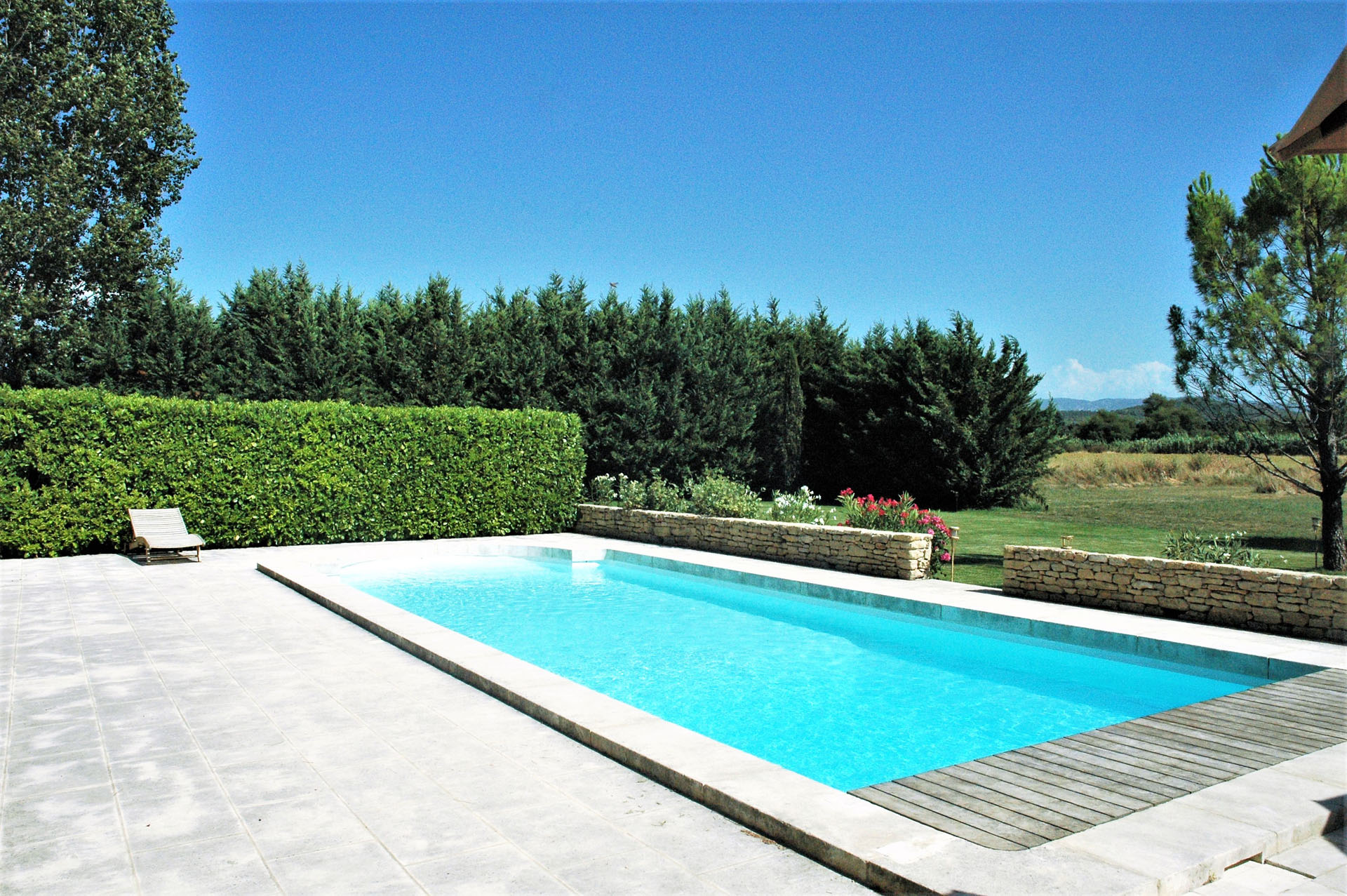 Seasonnal rental in Luberon, 5mn from Gordes, in the countryside, renovated  farmhouse with swimming pool on large grounds