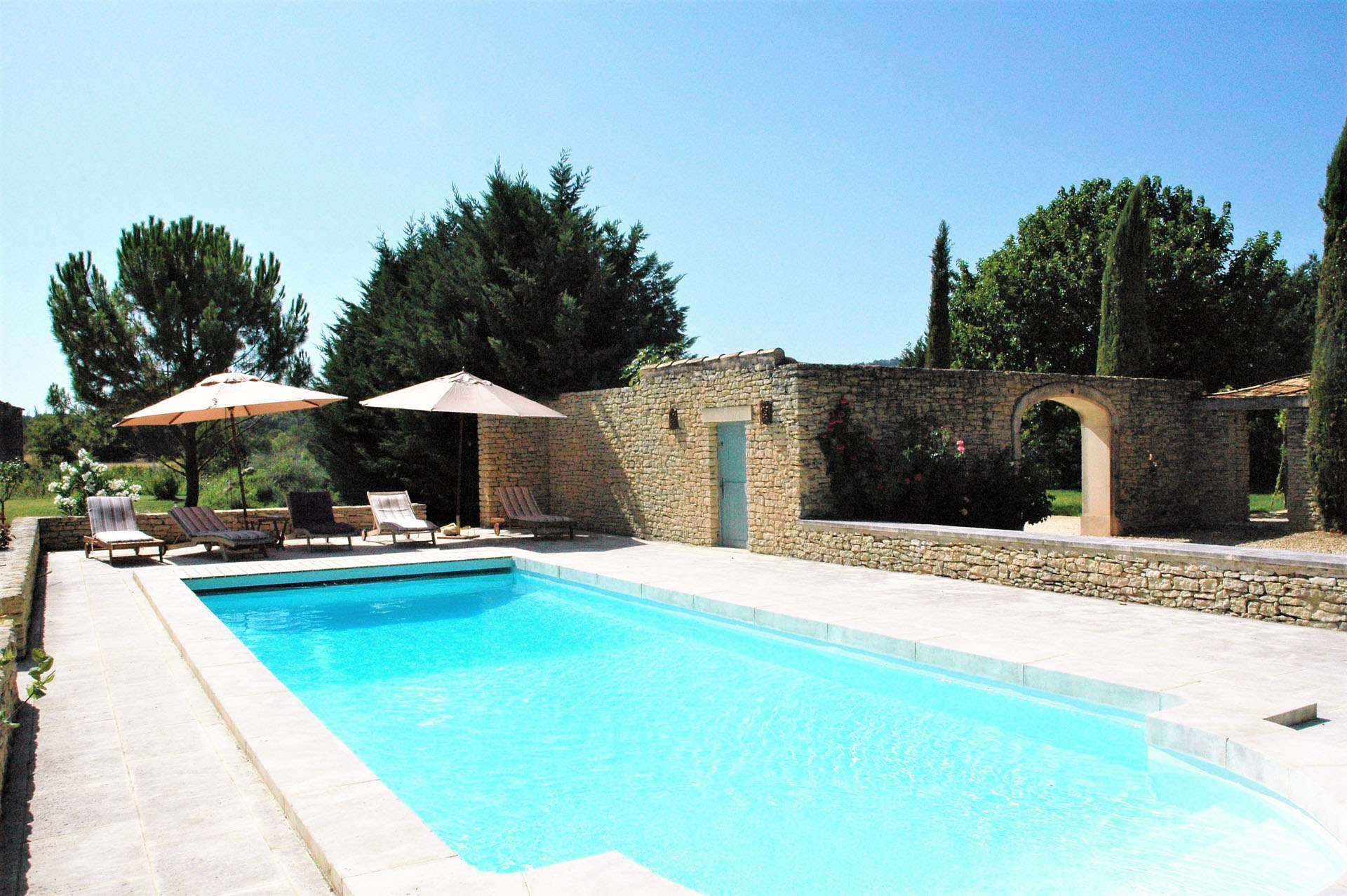 Seasonnal rental in Luberon, 5mn from Gordes, in the countryside, renovated  farmhouse with swimming pool on large grounds