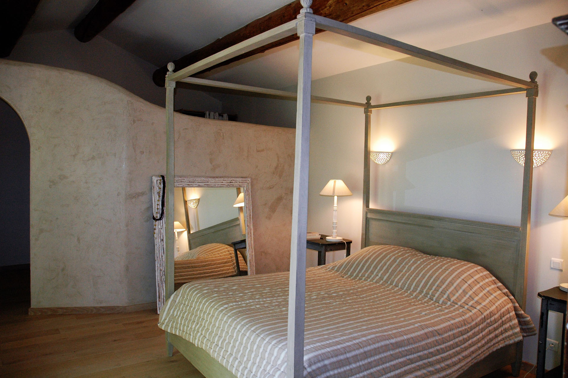 Seasonnal rental in Luberon, 5mn from Gordes, in the countryside, renovated  farmhouse with swimming pool on large grounds
