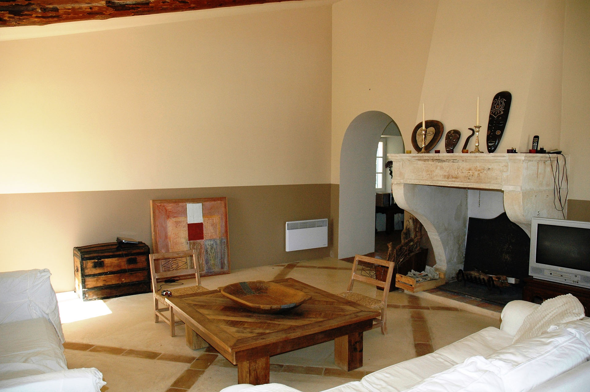 Seasonnal rental in Luberon, 5mn from Gordes, in the countryside, renovated  farmhouse with swimming pool on large grounds