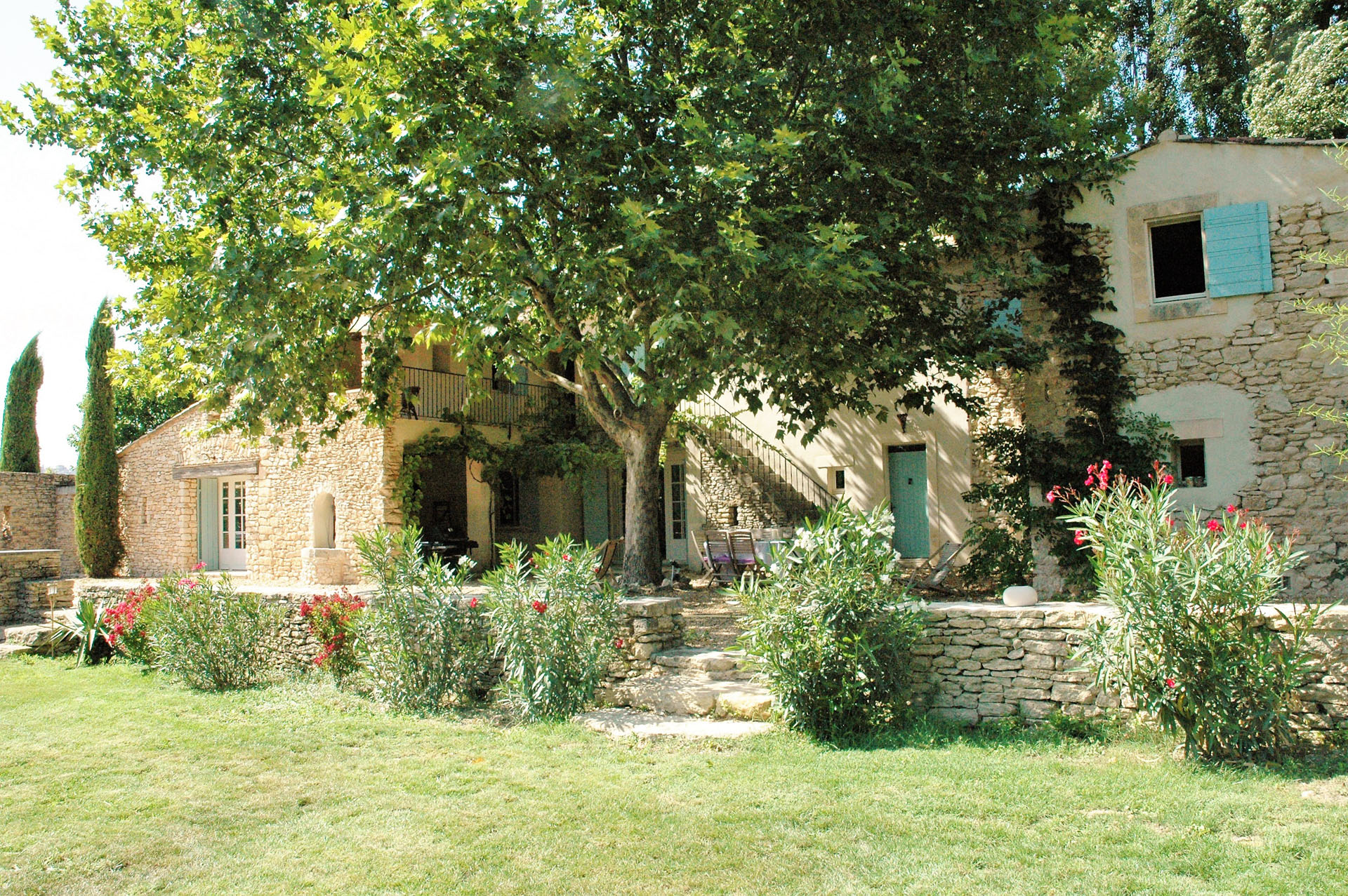 Seasonnal rental in Luberon, 5mn from Gordes, in the countryside, renovated  farmhouse with swimming pool on large grounds