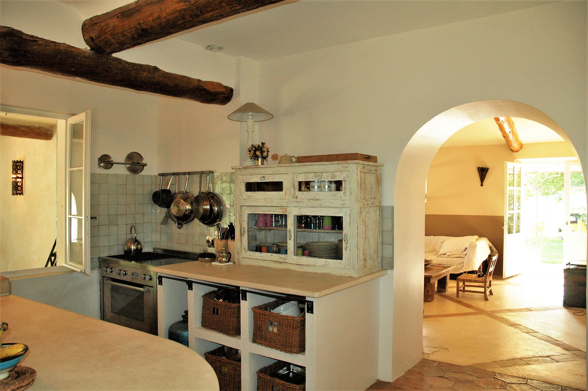 Seasonnal rental in Luberon, 5mn from Gordes, in the countryside, renovated  farmhouse with swimming pool on large grounds