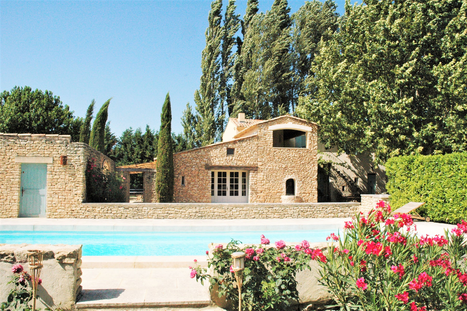 Seasonnal rental in Luberon, 5mn from Gordes, in the countryside, renovated  farmhouse with swimming pool on large grounds