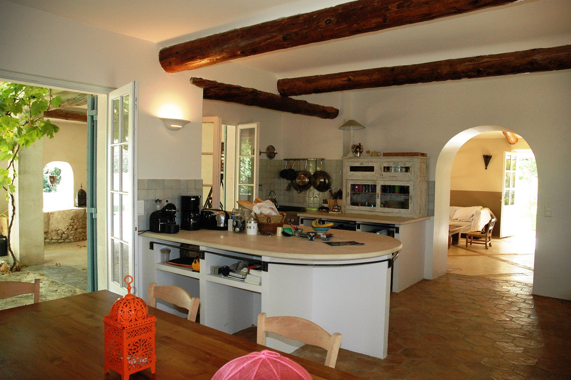 Seasonnal rental in Luberon, 5mn from Gordes, in the countryside, renovated  farmhouse with swimming pool on large grounds