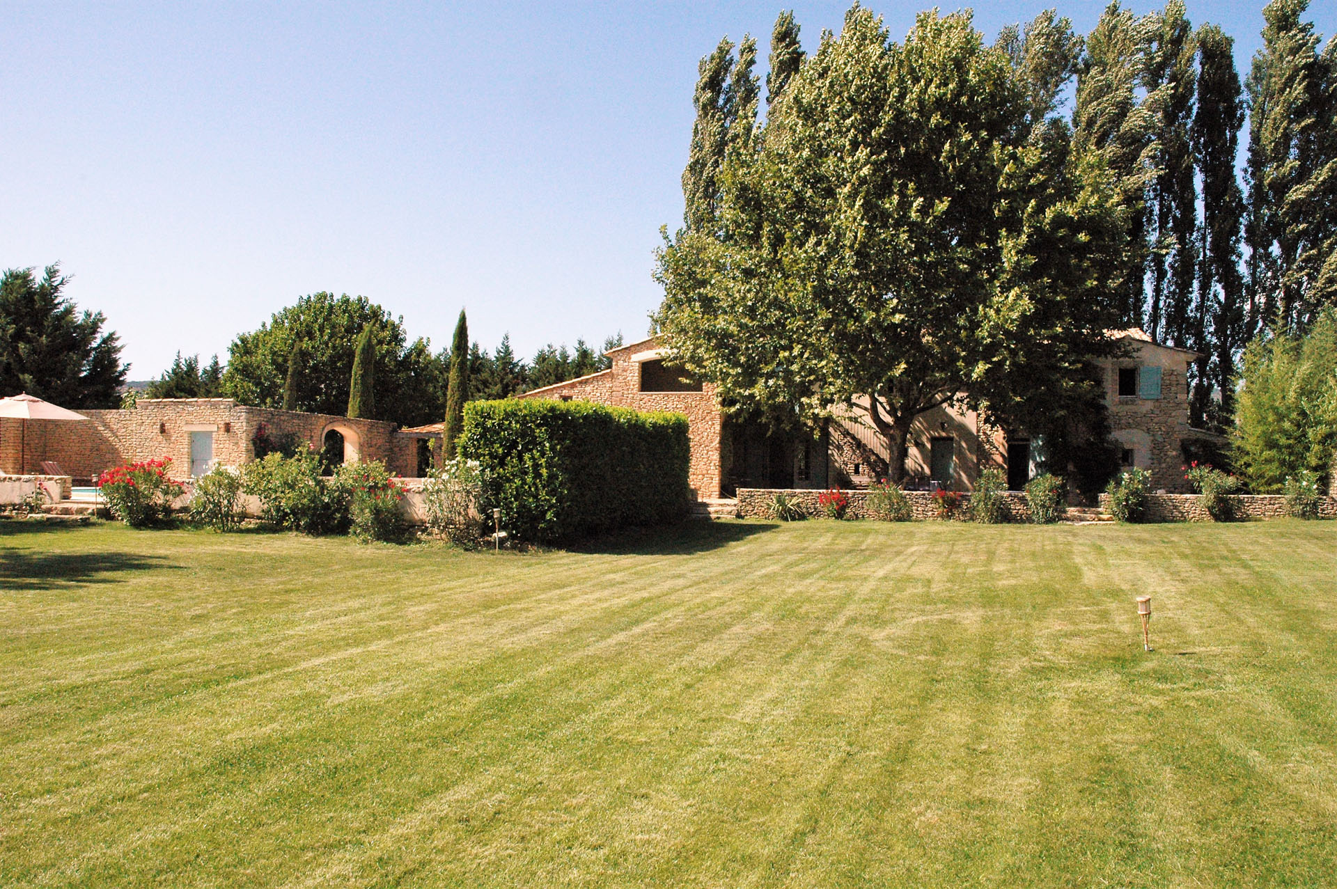 Seasonnal rental in Luberon, 5mn from Gordes, in the countryside, renovated  farmhouse with swimming pool on large grounds