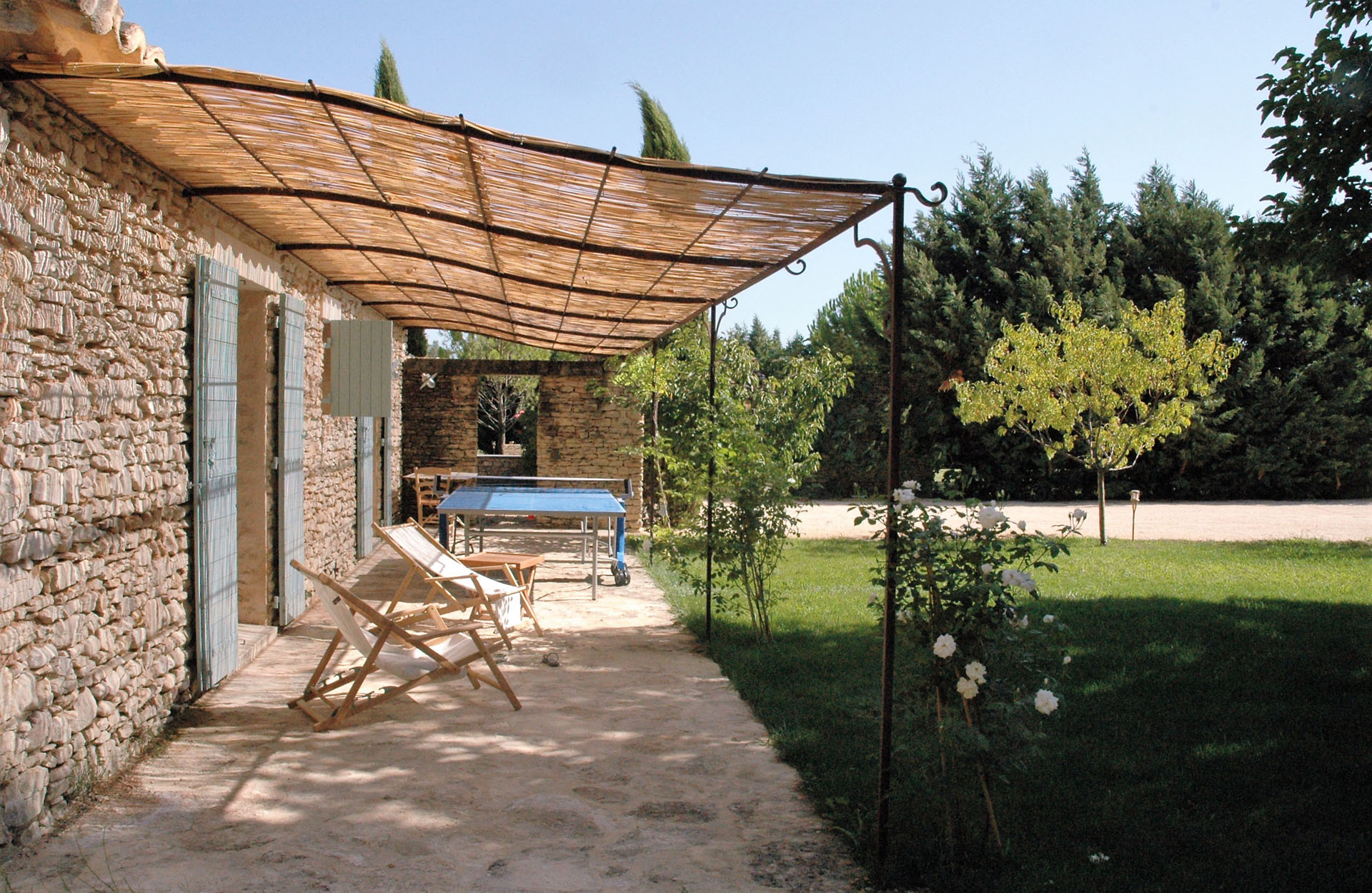 Seasonnal rental in Luberon, 5mn from Gordes, in the countryside, renovated  farmhouse with swimming pool on large grounds
