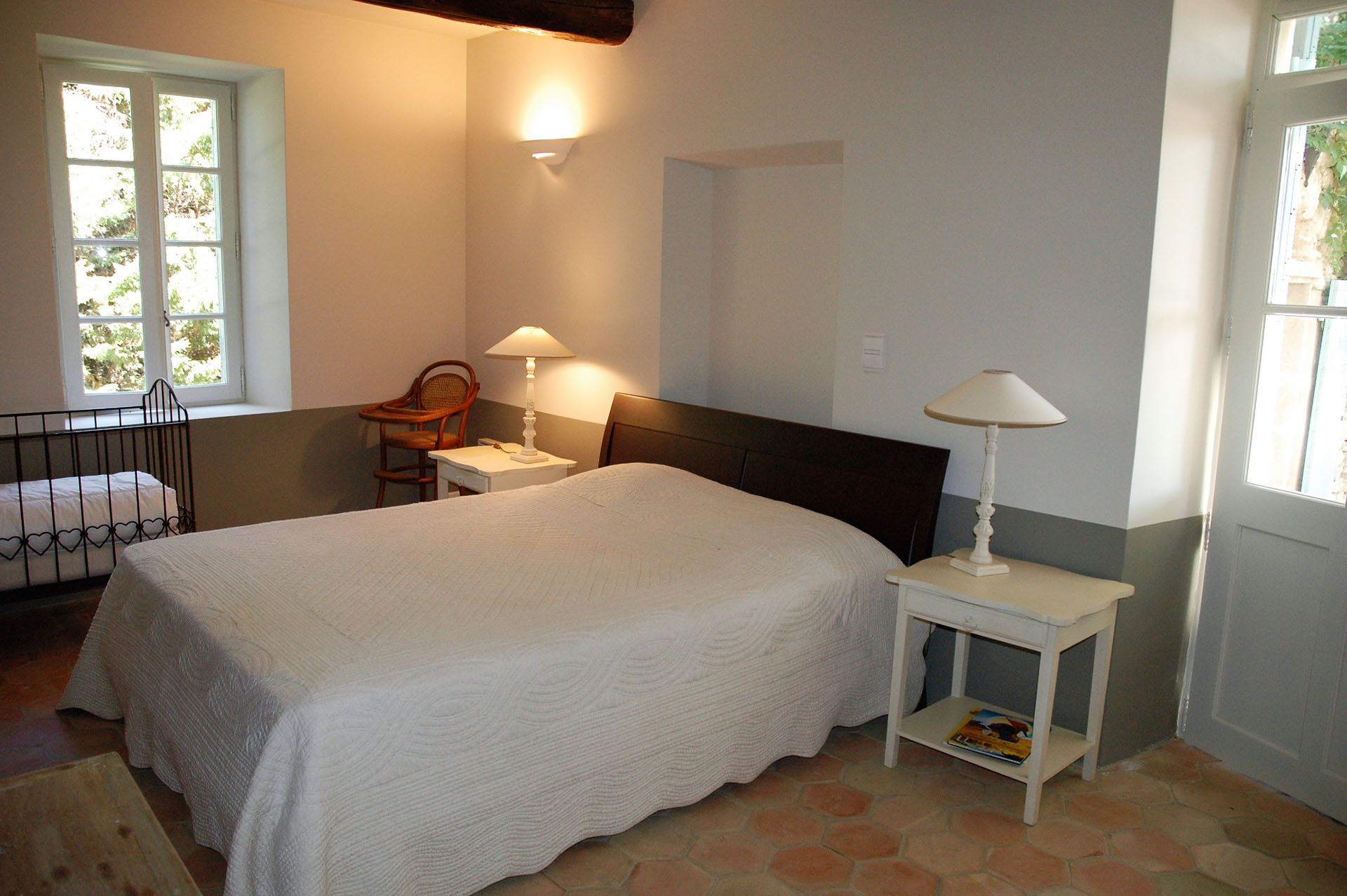 Seasonnal rental in Luberon, 5mn from Gordes, in the countryside, renovated  farmhouse with swimming pool on large grounds