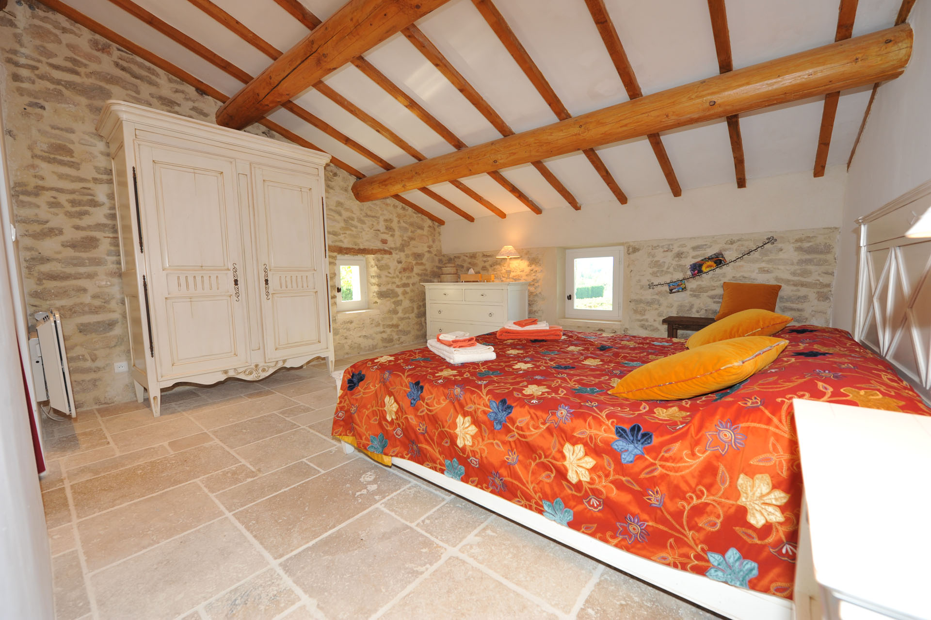 To rent for your holidays in Provence, near Oppede in Luberon, authentic XVIIIth century farmhouse tastefully renovated for successful holidays in Provence