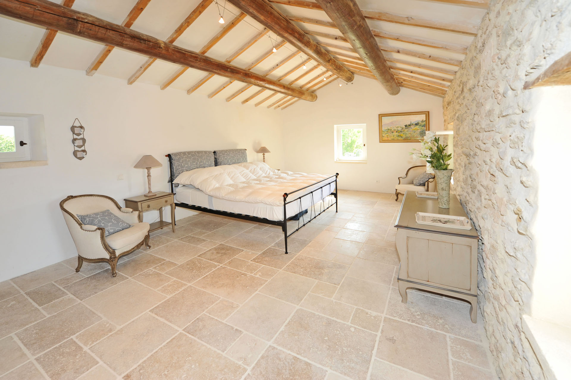 To rent for your holidays in Provence, near Oppede in Luberon, authentic XVIIIth century farmhouse tastefully renovated for successful holidays in Provence