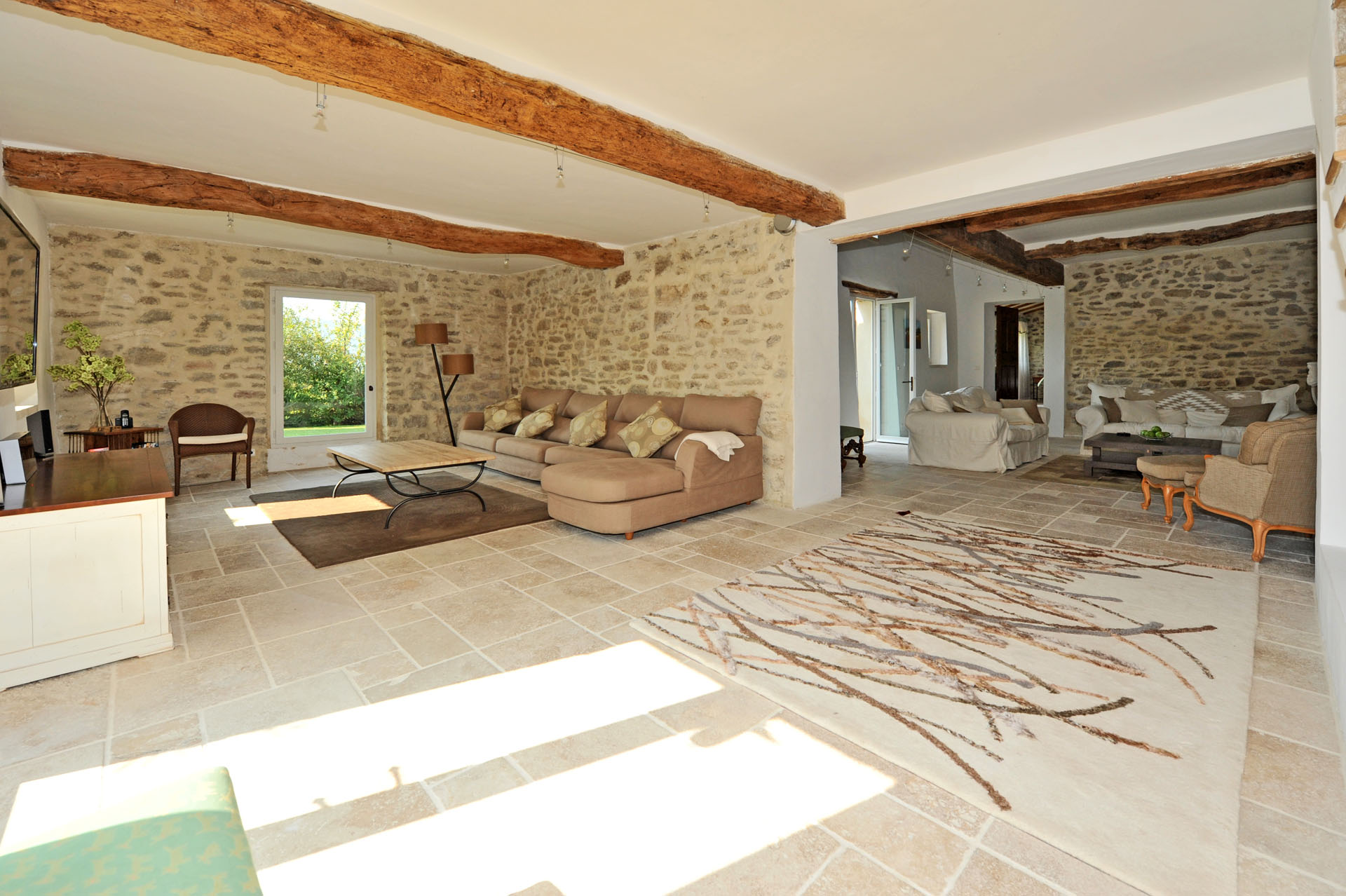 To rent for your holidays in Provence, near Oppede in Luberon, authentic XVIIIth century farmhouse tastefully renovated for successful holidays in Provence