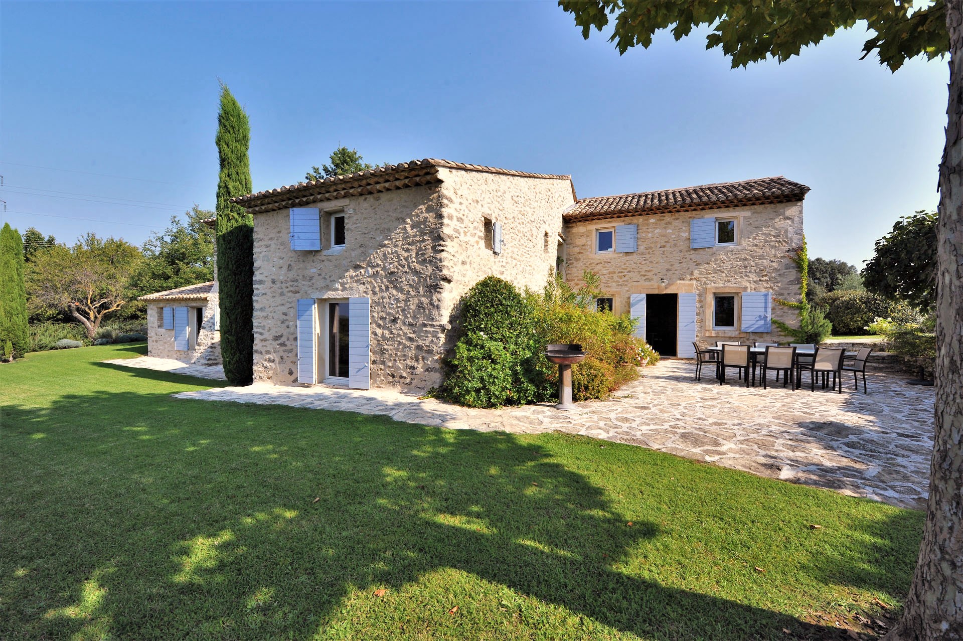 To rent for your holidays in Provence, near Oppede in Luberon, authentic XVIIIth century farmhouse tastefully renovated for successful holidays in Provence