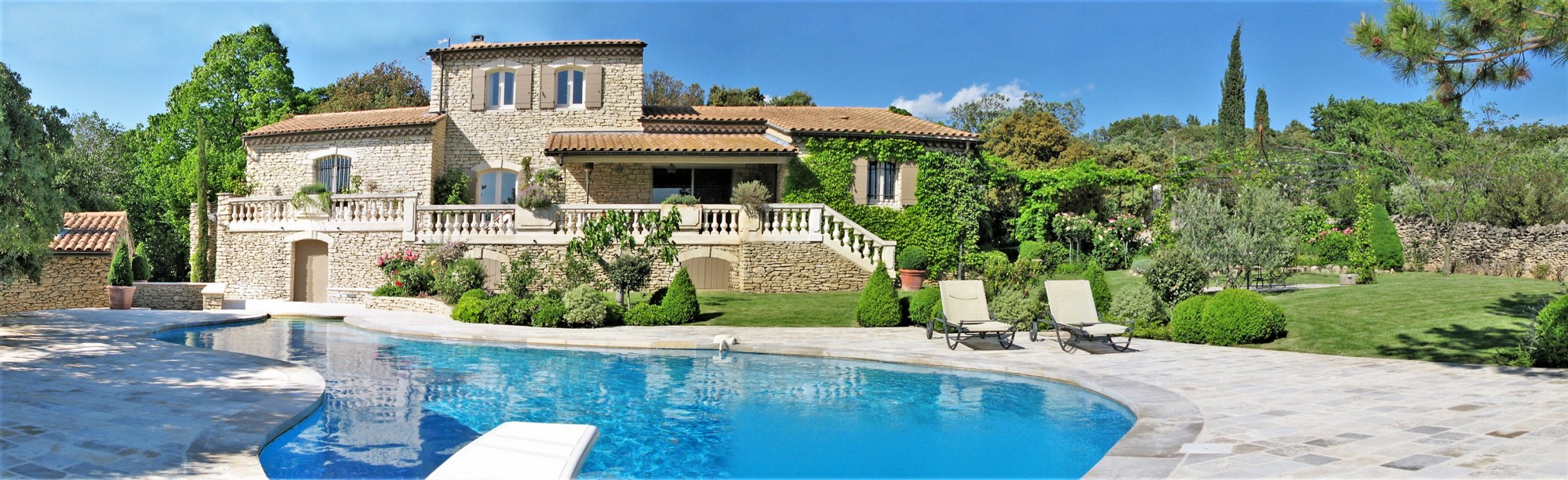 To rent for a summer in Luberon, Gordes, luxurious villa of 350 m² nestled in the countryside, quiet surrounding.