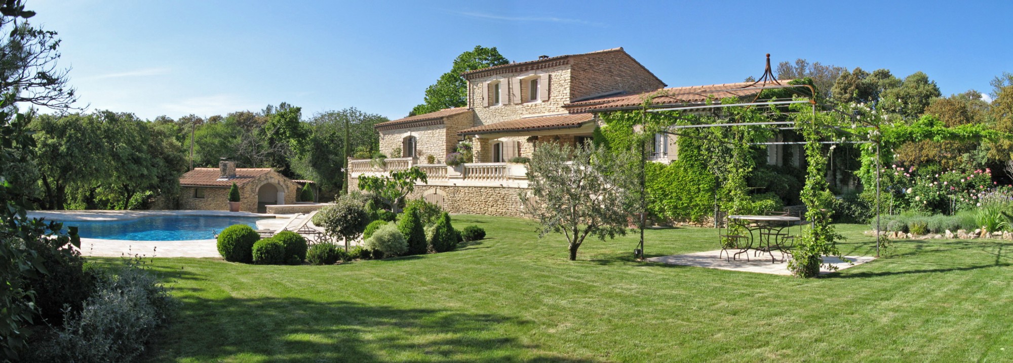 To rent for a summer in Luberon, Gordes, luxurious villa of 350 m² nestled in the countryside, quiet surrounding.