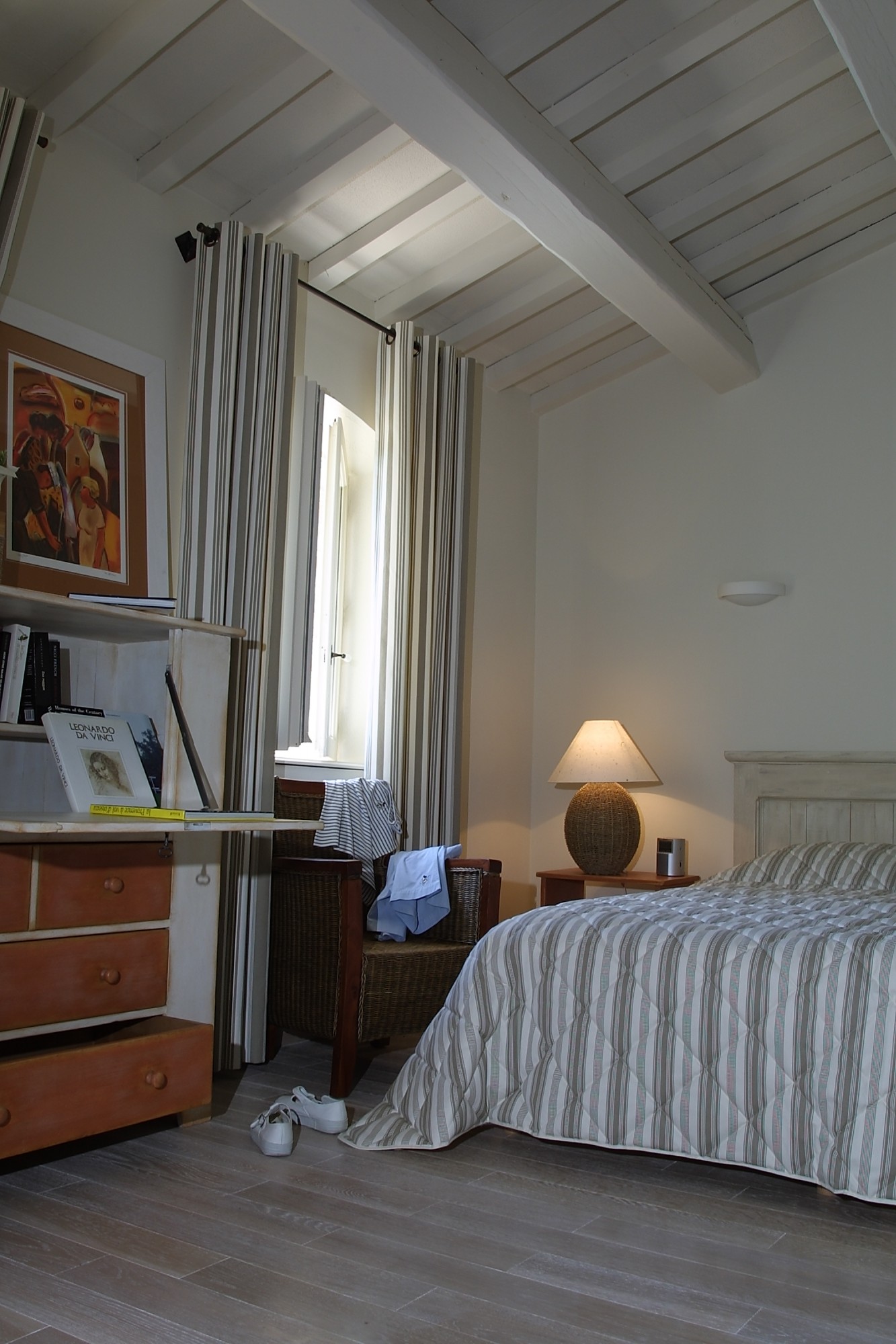 To rent for a summer in Luberon, Gordes, luxurious villa of 350 m² nestled in the countryside, quiet surrounding.