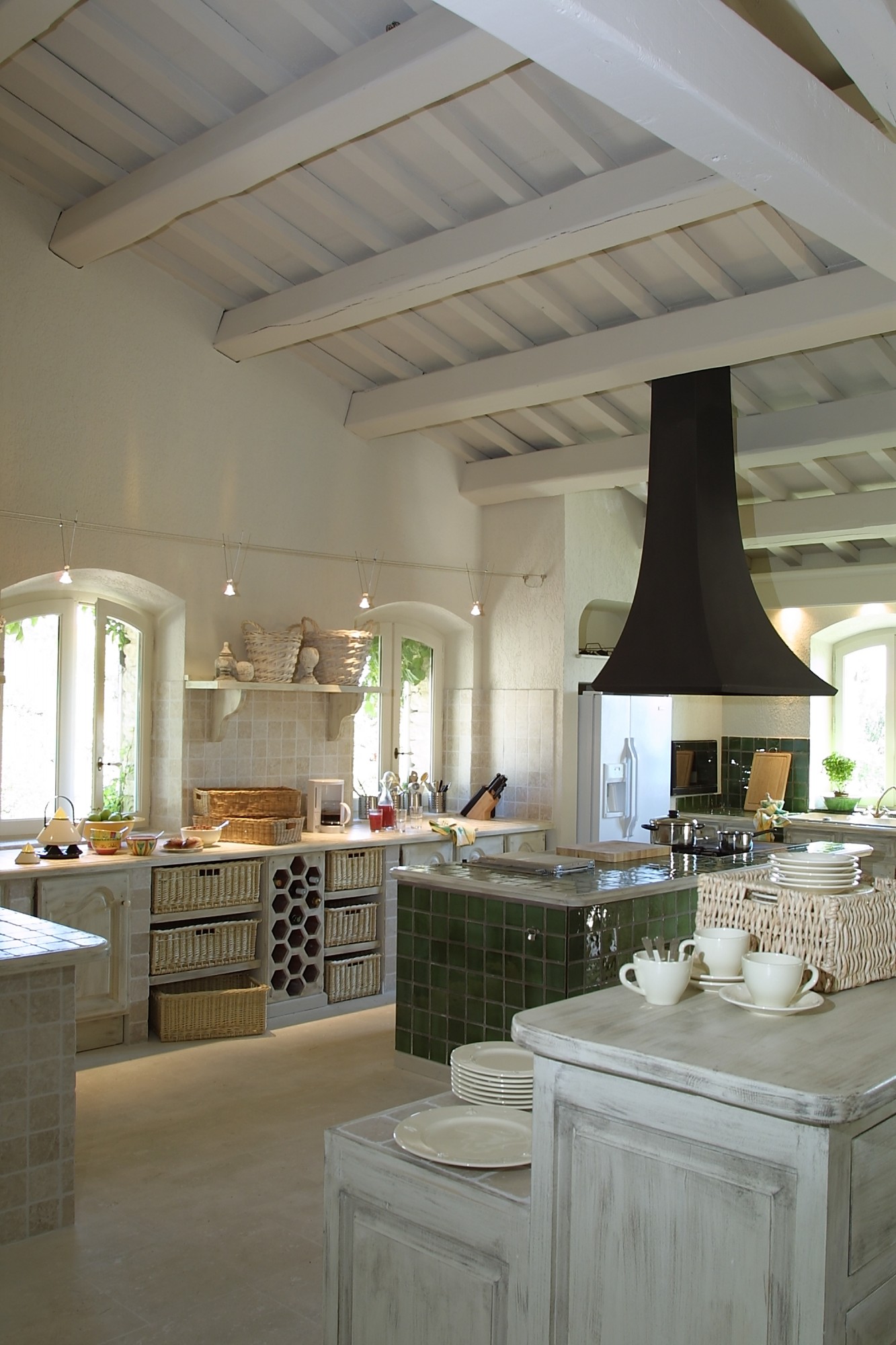 To rent for a summer in Luberon, Gordes, luxurious villa of 350 m² nestled in the countryside, quiet surrounding.