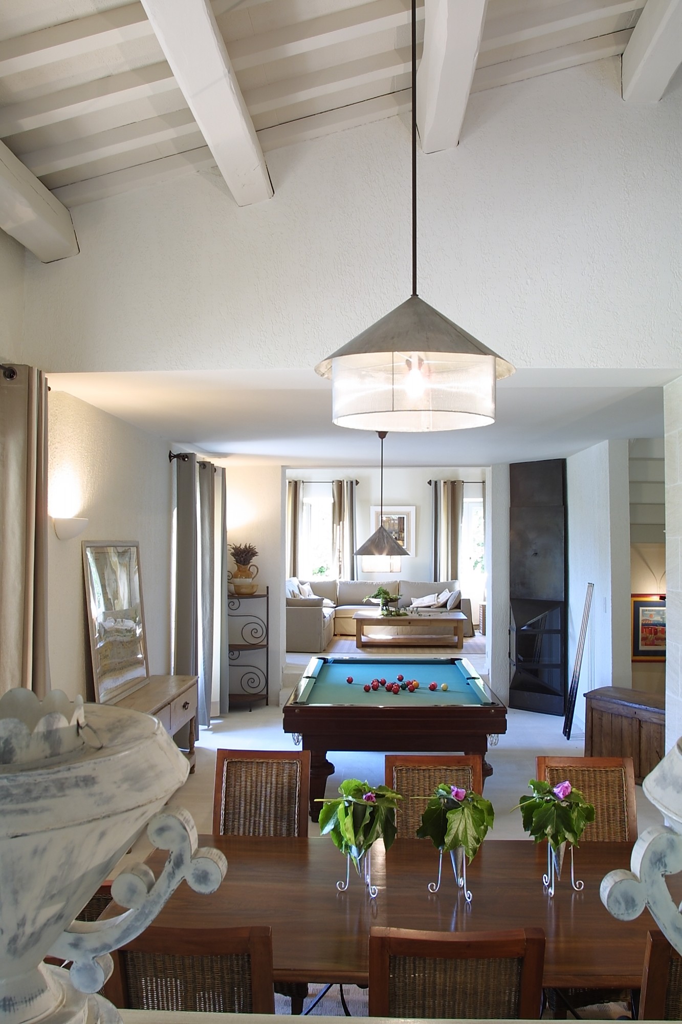 To rent for a summer in Luberon, Gordes, luxurious villa of 350 m² nestled in the countryside, quiet surrounding.