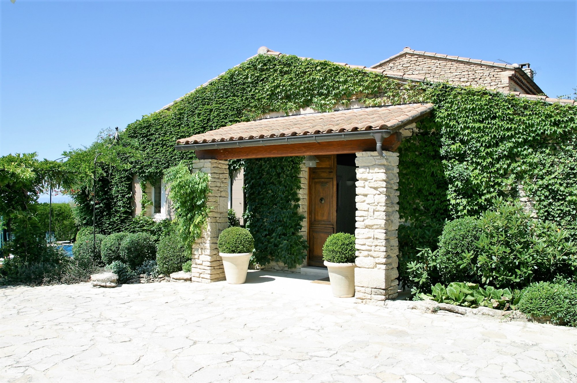To rent for a summer in Luberon, Gordes, luxurious villa of 350 m² nestled in the countryside, quiet surrounding.