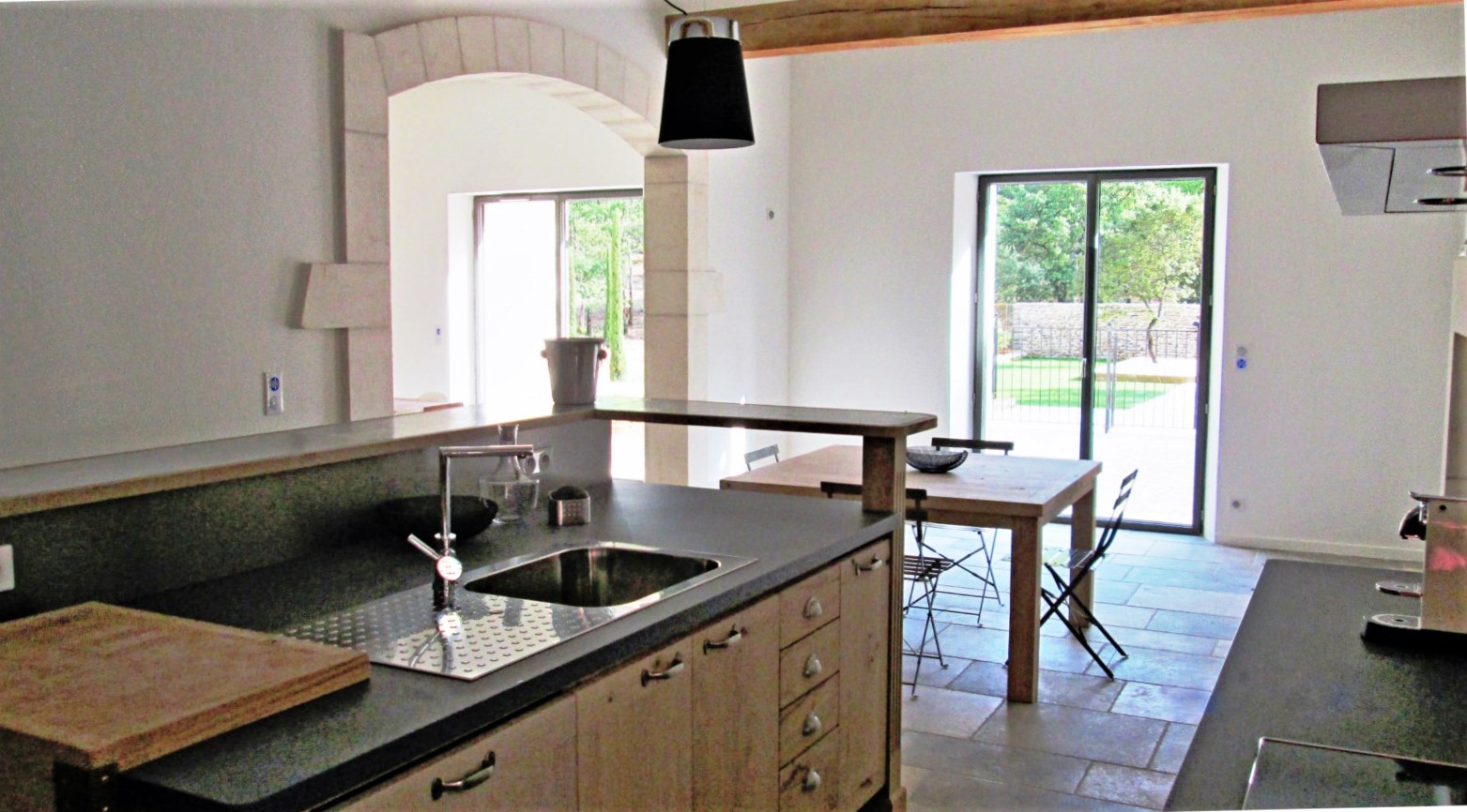 To rent for a summer in Luberon, spendid stone farmhouse in a park of 1 hectare with swimming pool