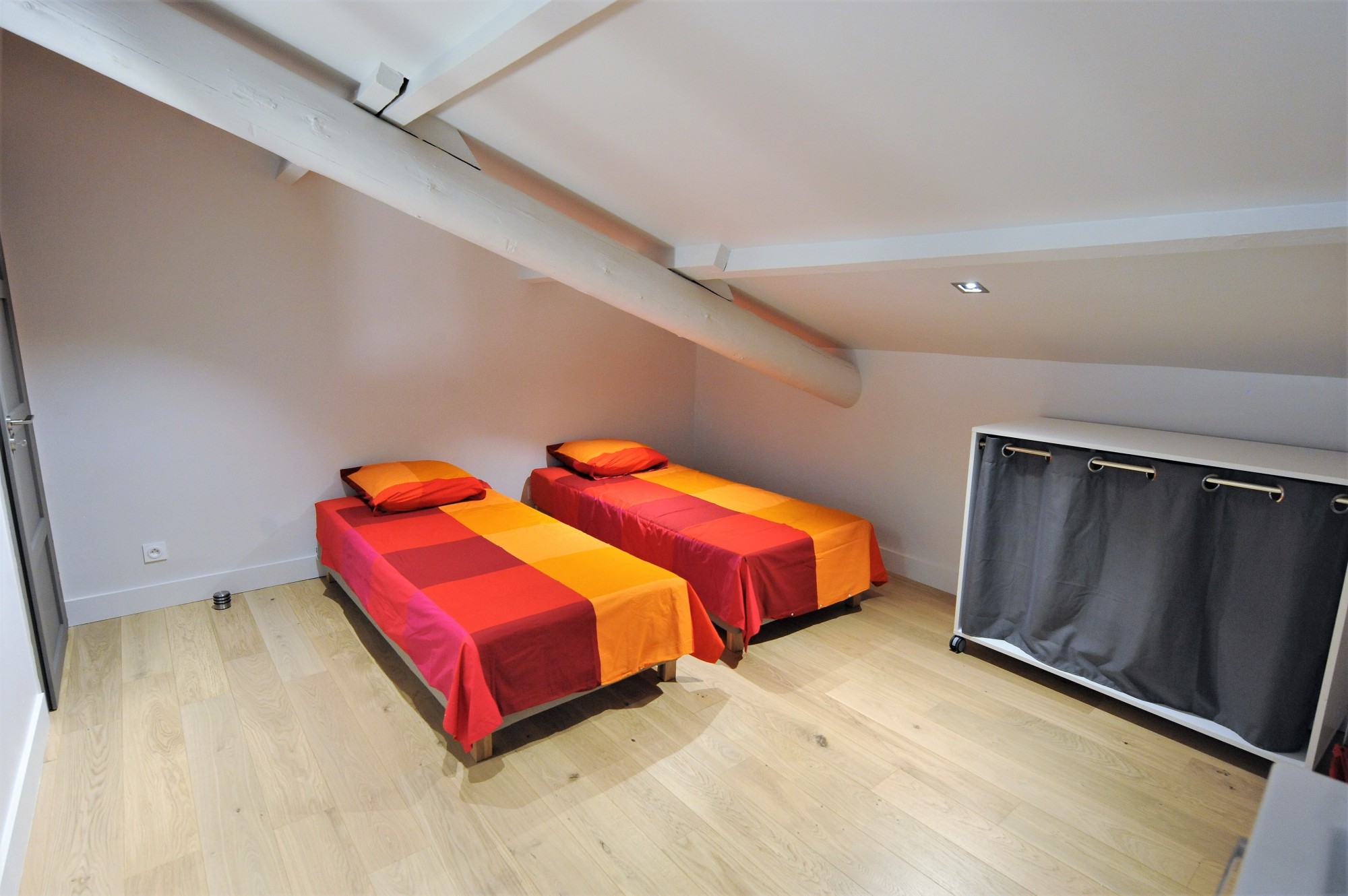 near l'Isle sur la Sorgue and the golf of Saumane, village house with swimming pool and dominant view