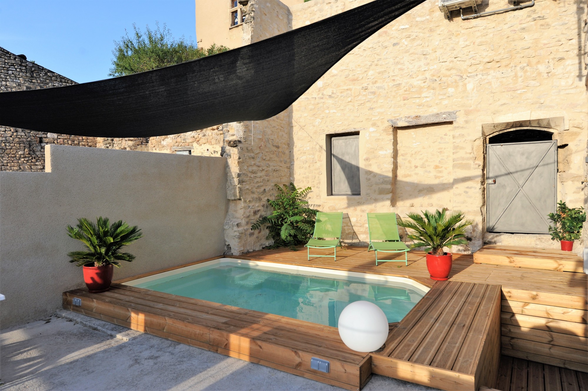near l'Isle sur la Sorgue and the golf of Saumane, village house with swimming pool and dominant view