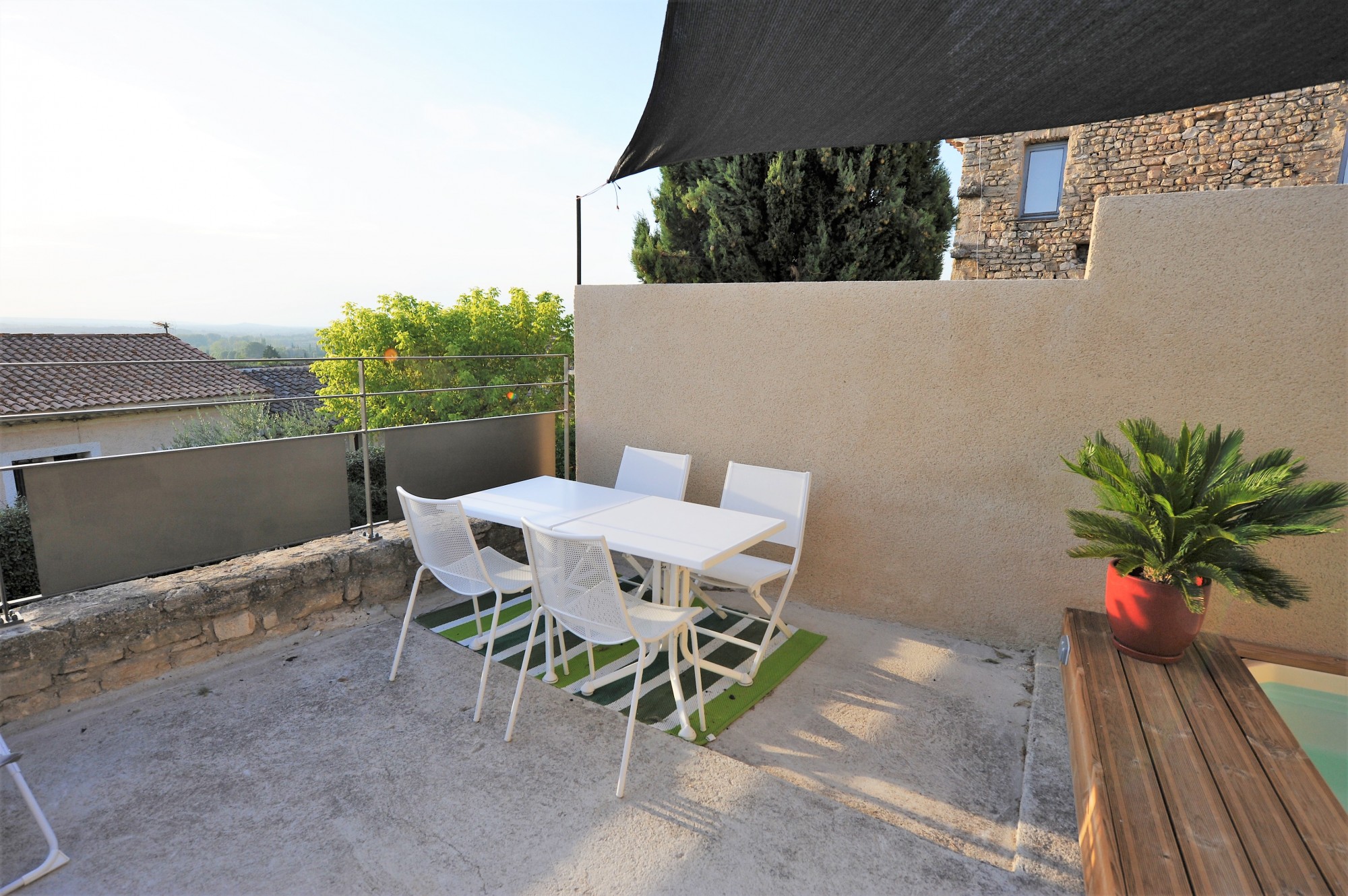 near l'Isle sur la Sorgue and the golf of Saumane, village house with swimming pool and dominant view