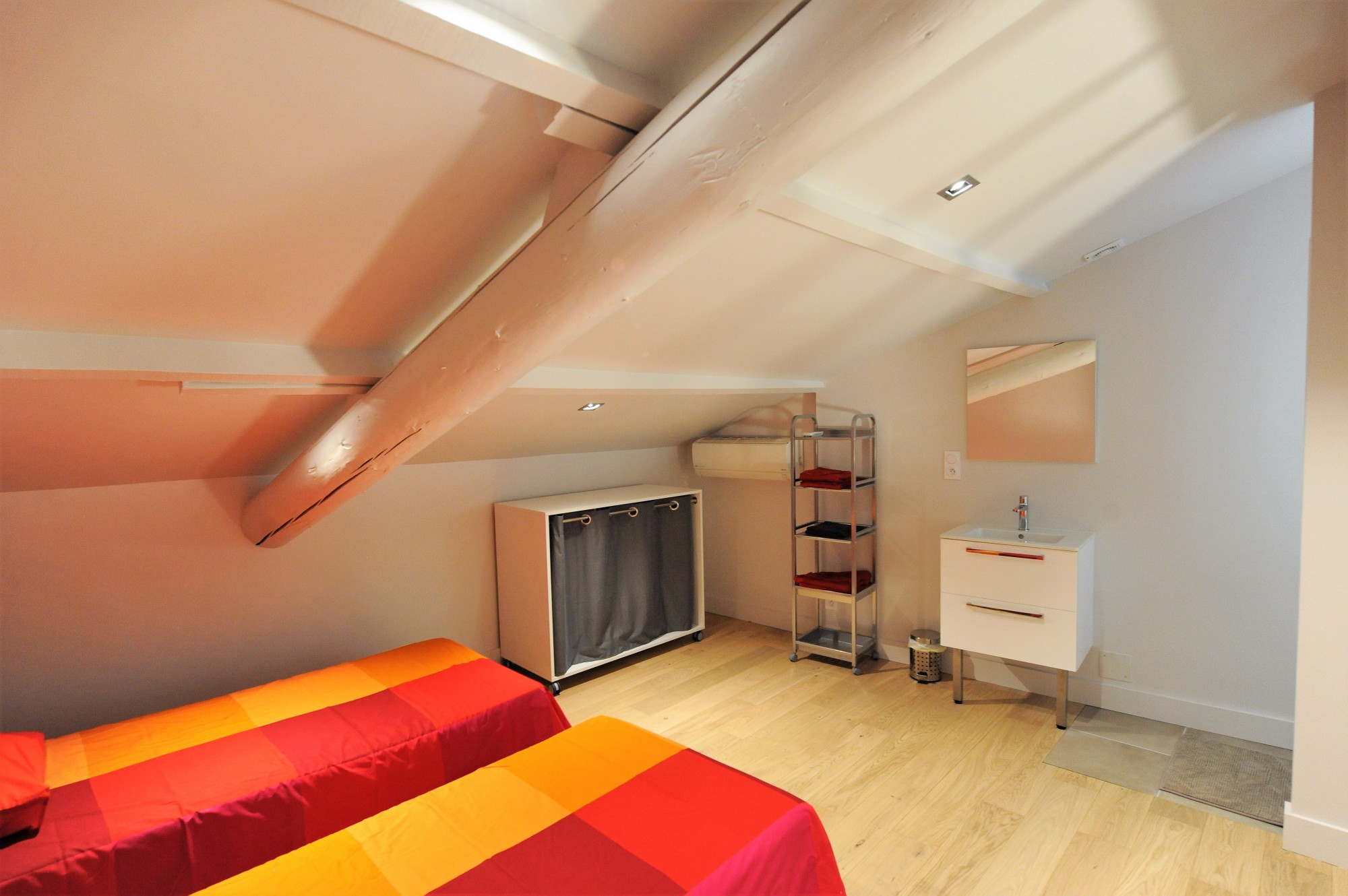 near l'Isle sur la Sorgue and the golf of Saumane, village house with swimming pool and dominant view