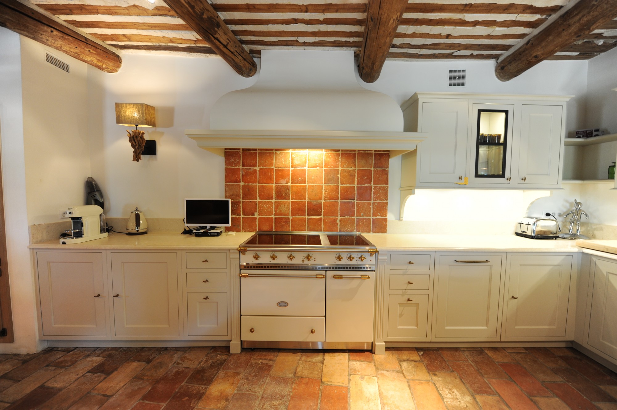 Superb mas on the edge of one of the most authentic and pleasant hamlets of Gordes. 