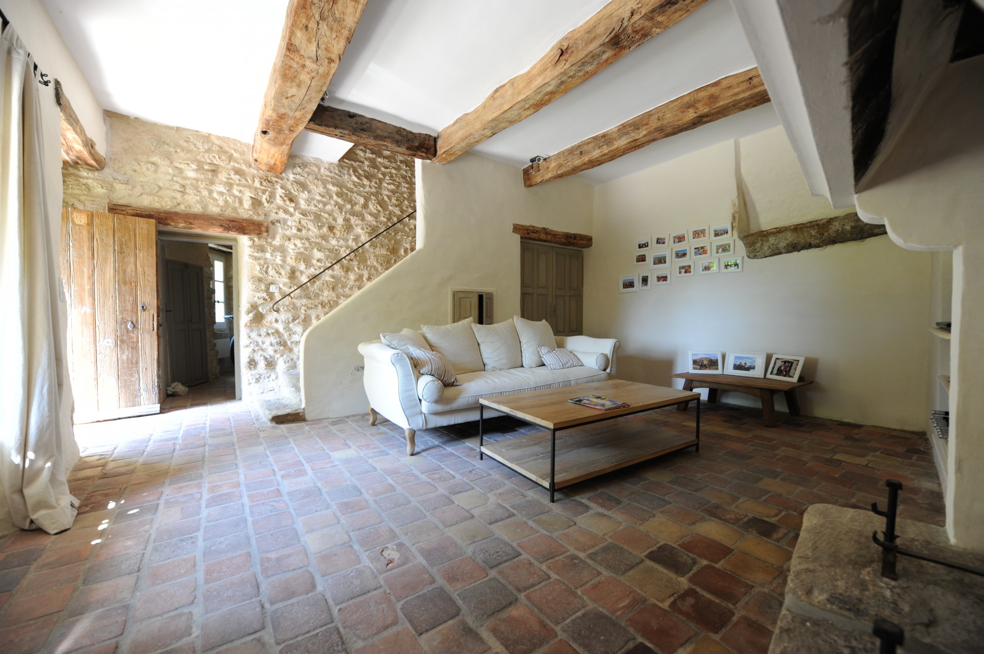 Superb mas on the edge of one of the most authentic and pleasant hamlets of Gordes. 