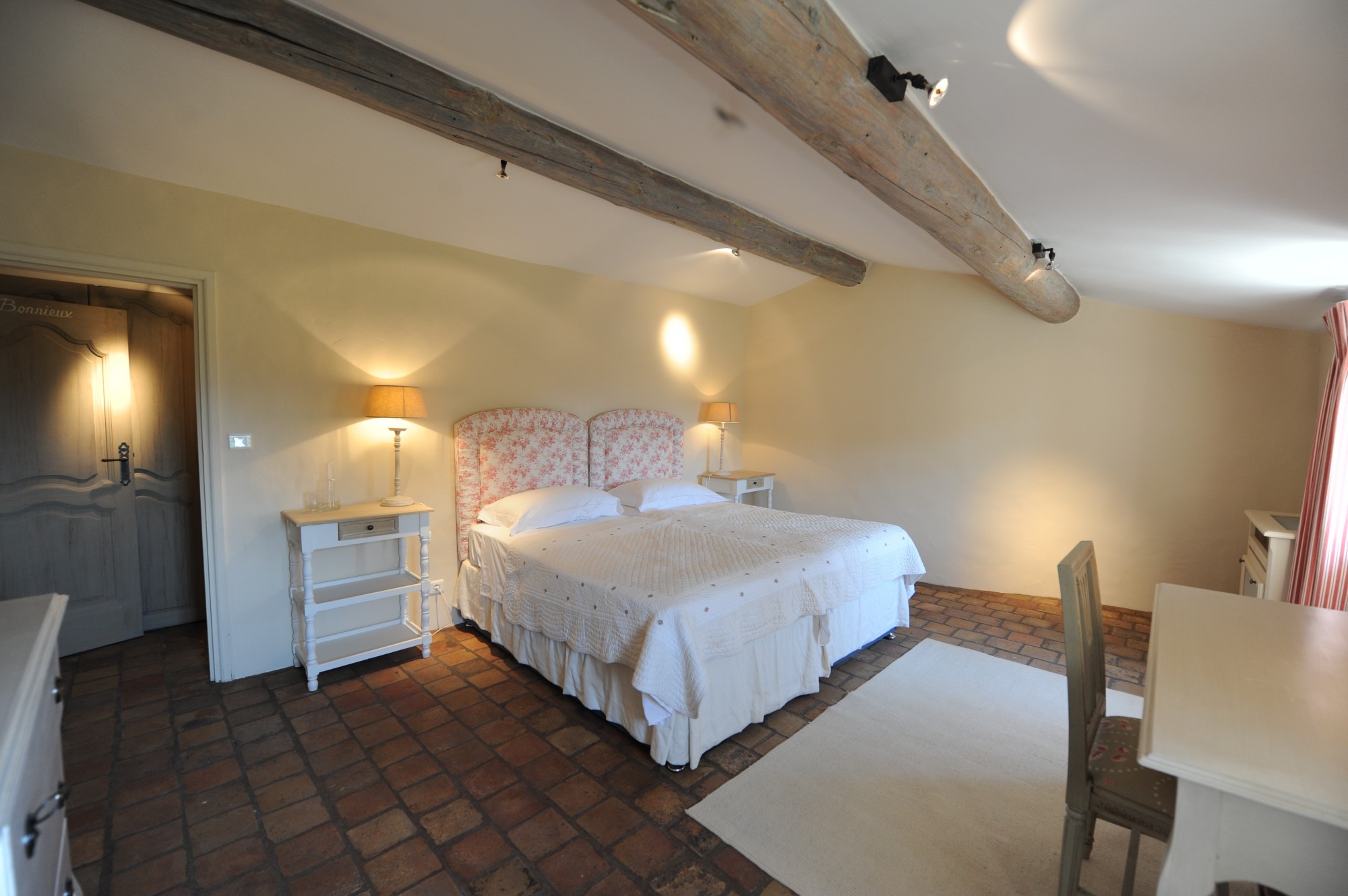 Superb mas on the edge of one of the most authentic and pleasant hamlets of Gordes. 